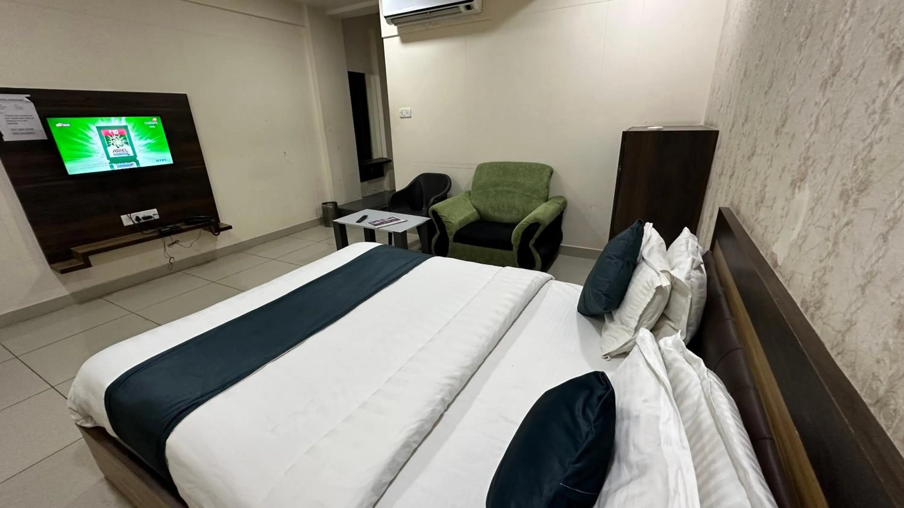 Bedroom, Bed in Hotel New Shiv Kunj