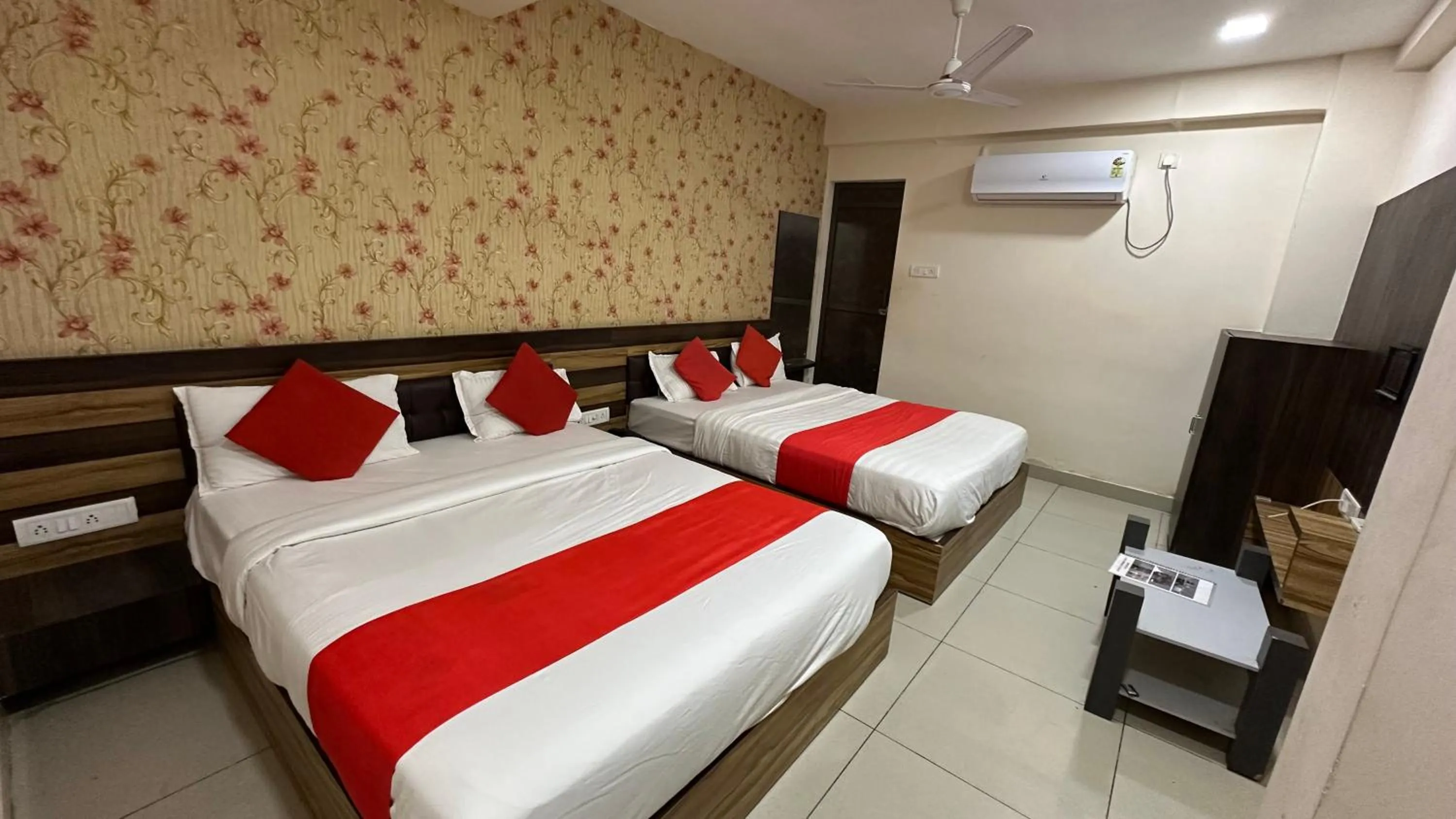 Bedroom, Bed in Hotel New Shiv Kunj