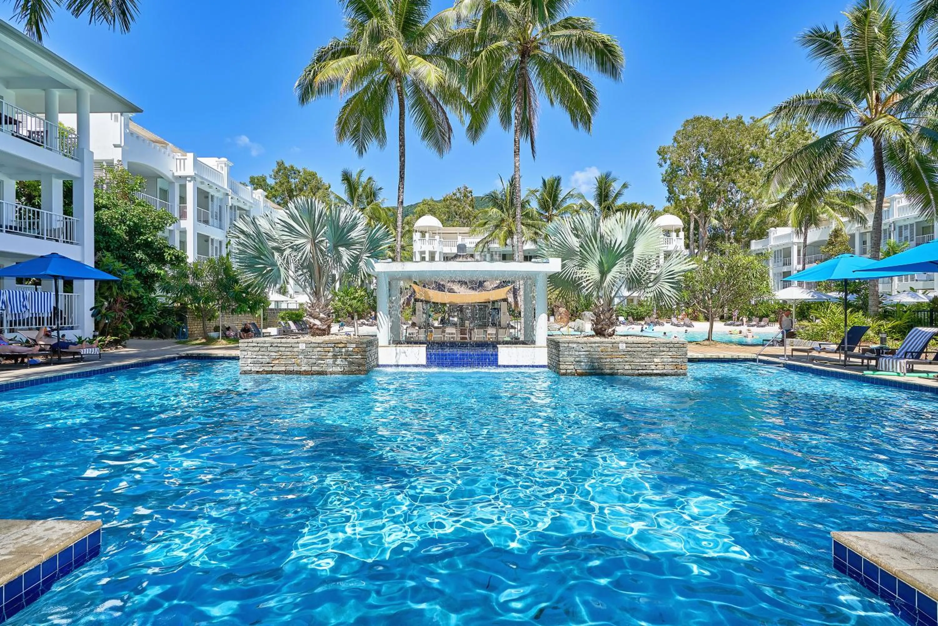 Oceanfront Penthouse Apartment Beach Club Palm Cove