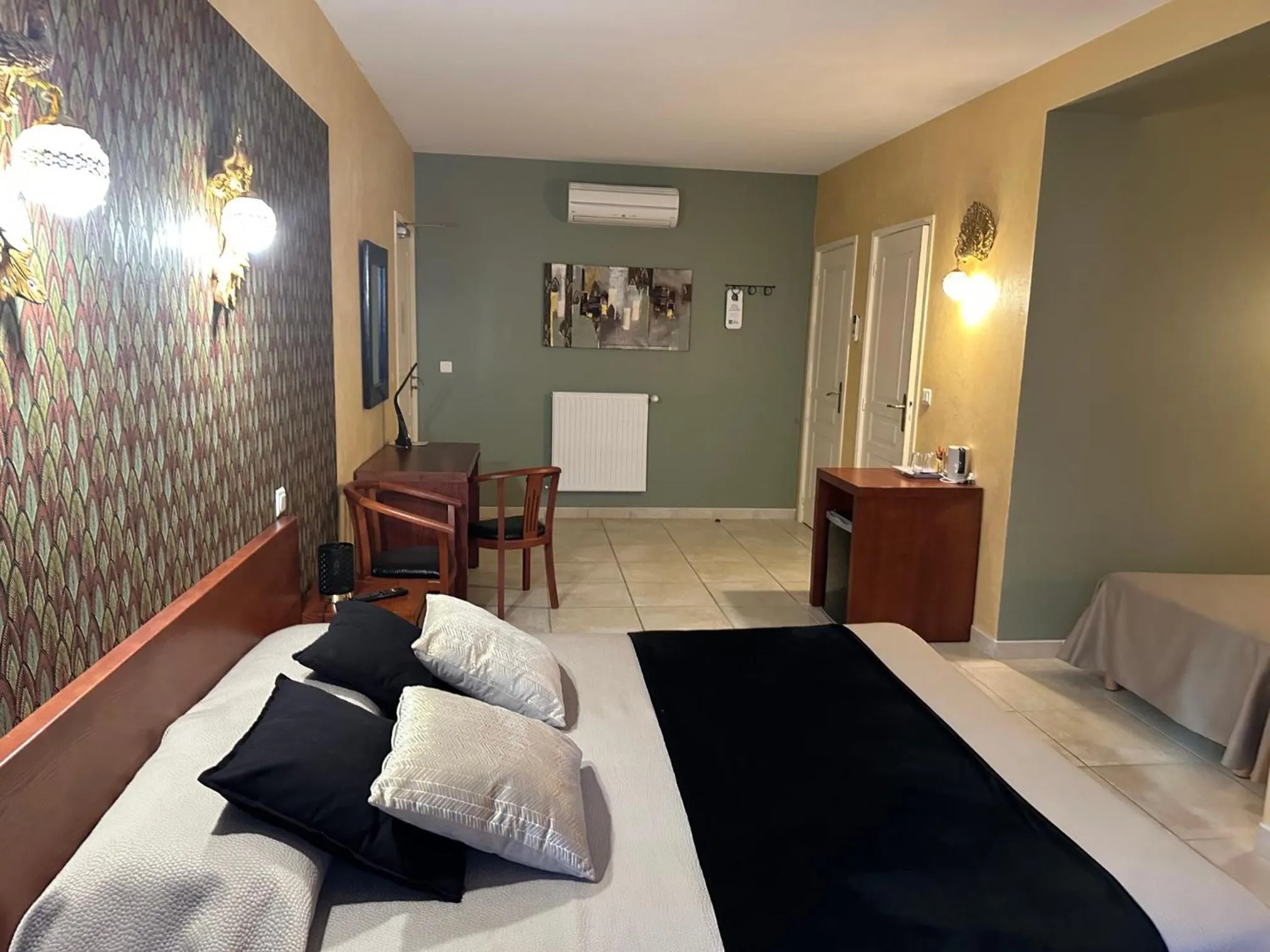 Bed in Hôtel Bon Encontre