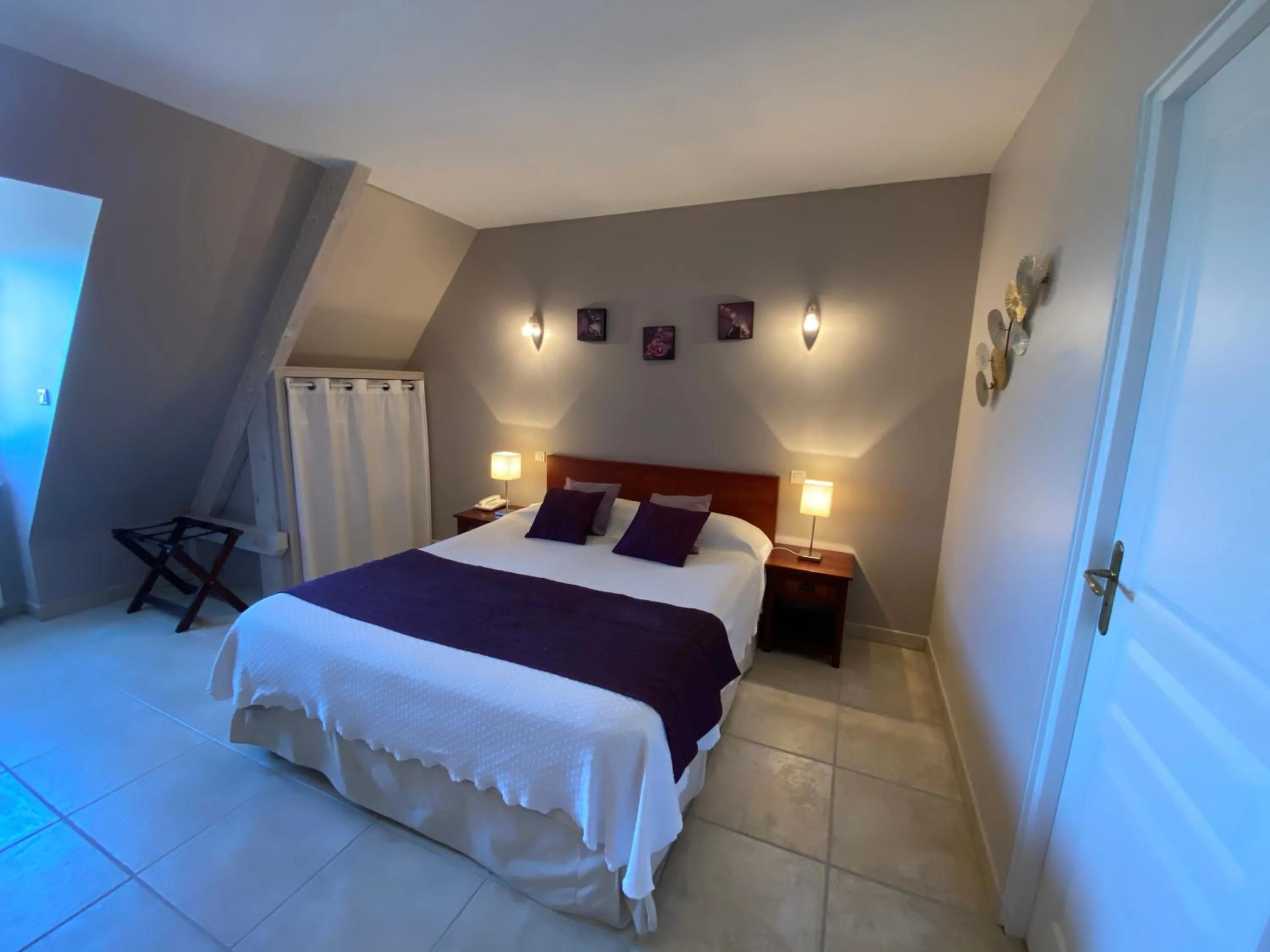 View (from property/room), Bed in Hôtel Bon Encontre