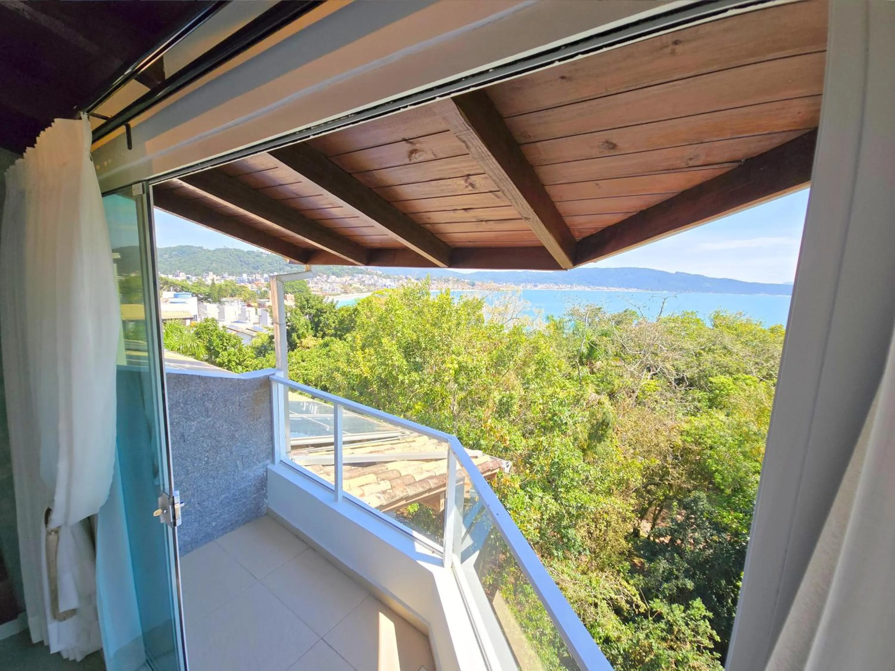 Day in Refúgio da Lagoinha - Centro de Bombinhas