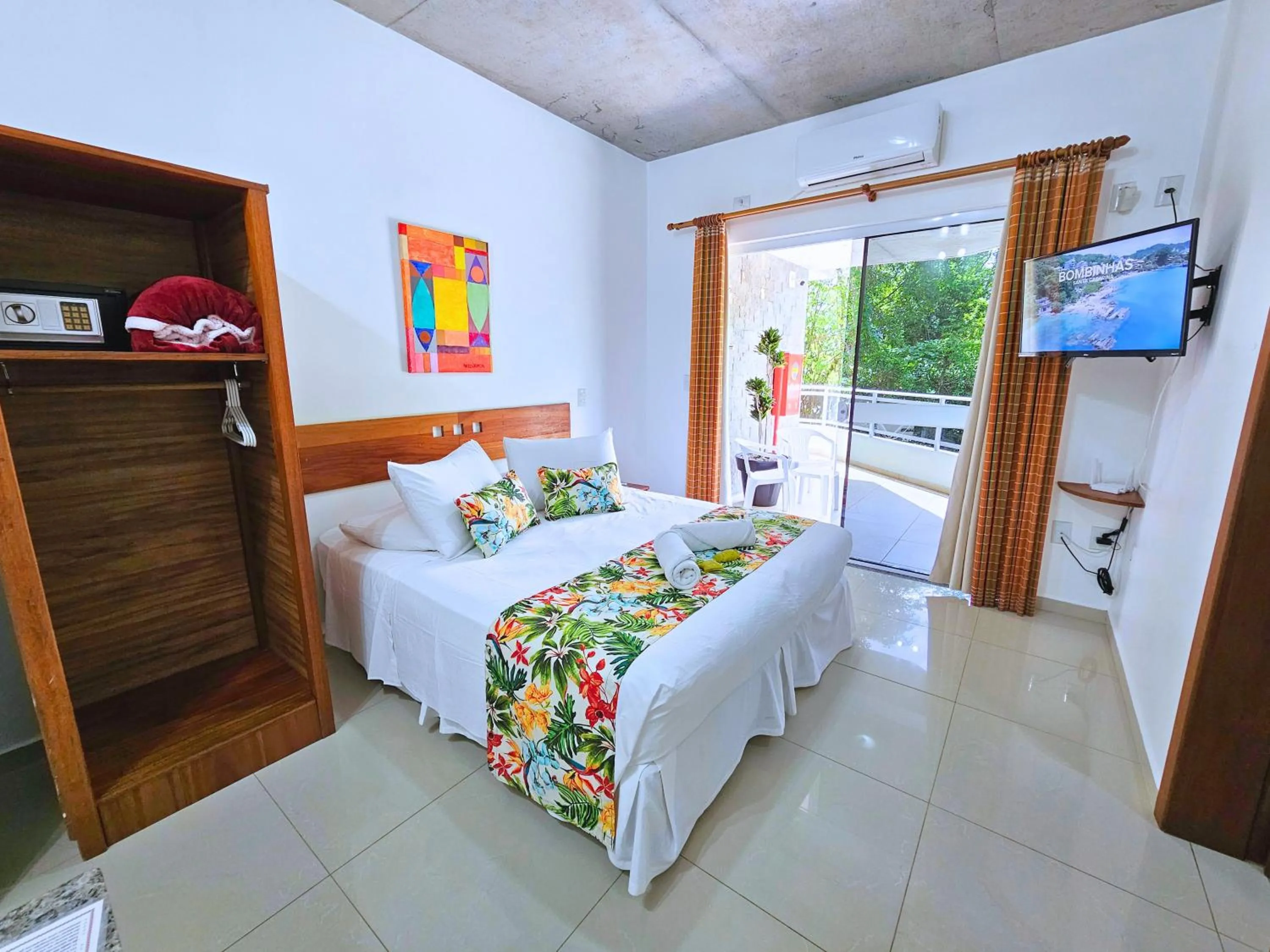 Communal lounge/ TV room, Bed in Refúgio da Lagoinha - Centro de Bombinhas