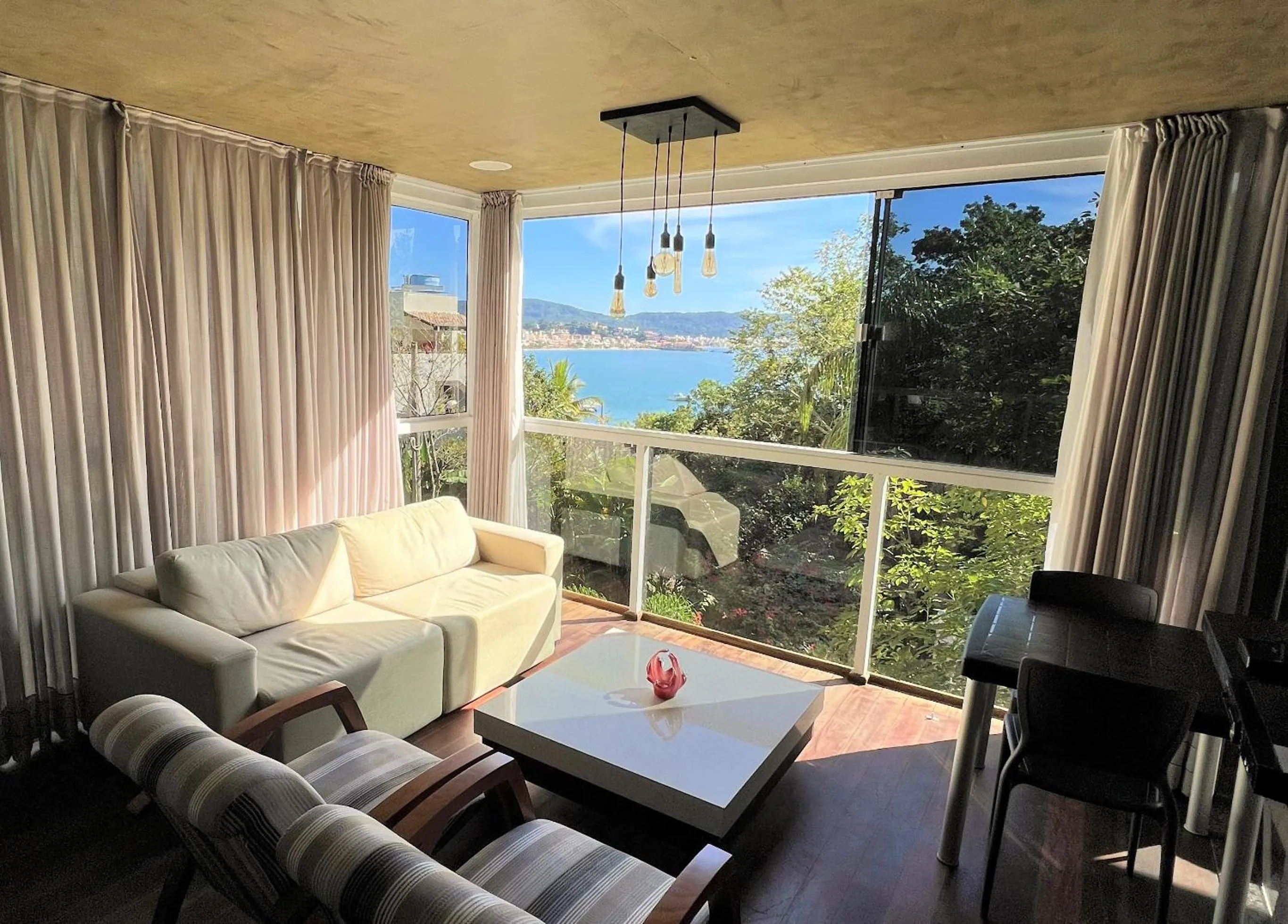 Day in Refúgio da Lagoinha - Centro de Bombinhas