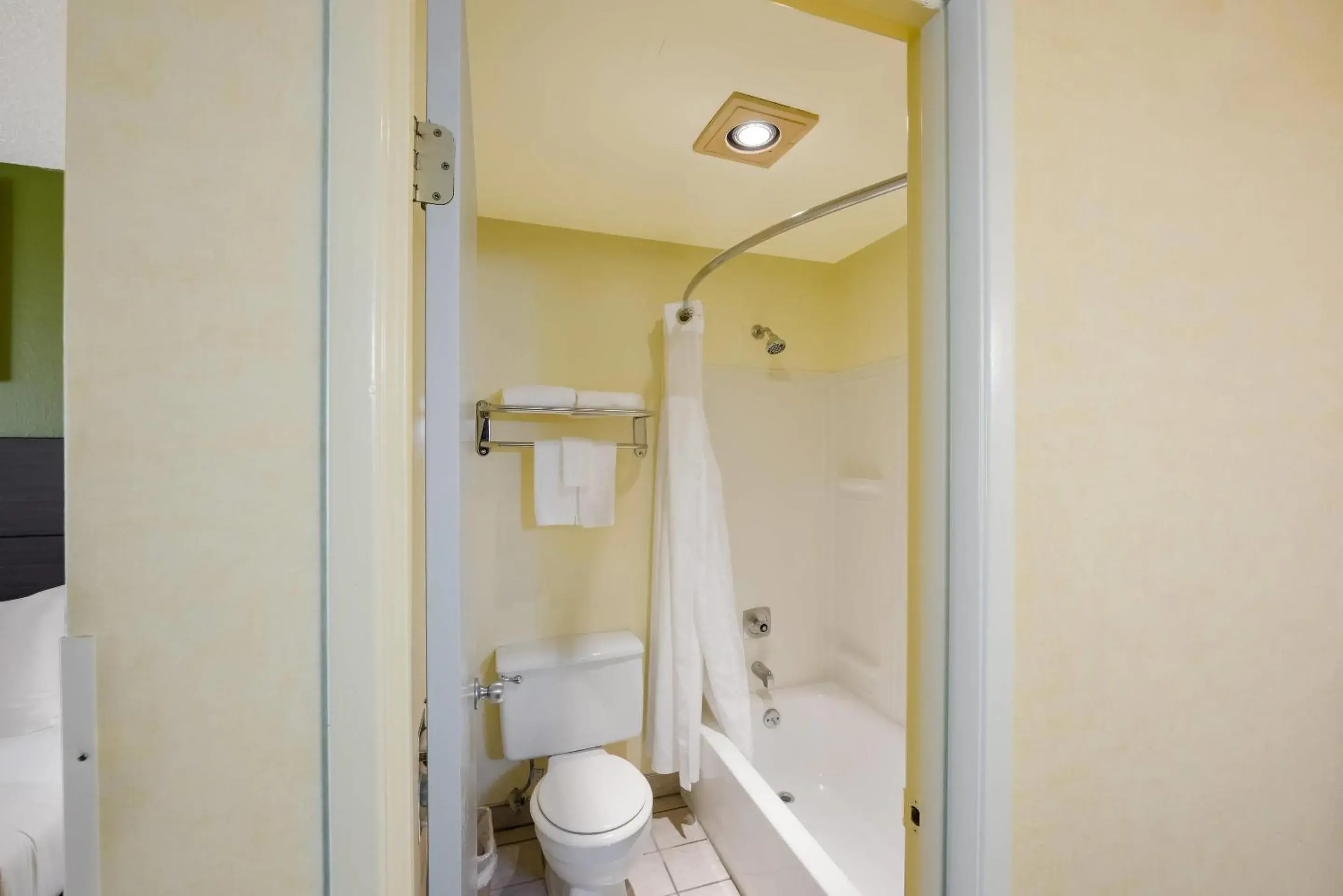 Bedroom in Quality Inn SeaTac Airport-Seattle Bedroom in Quality Inn SeaTac Airport-Seattle