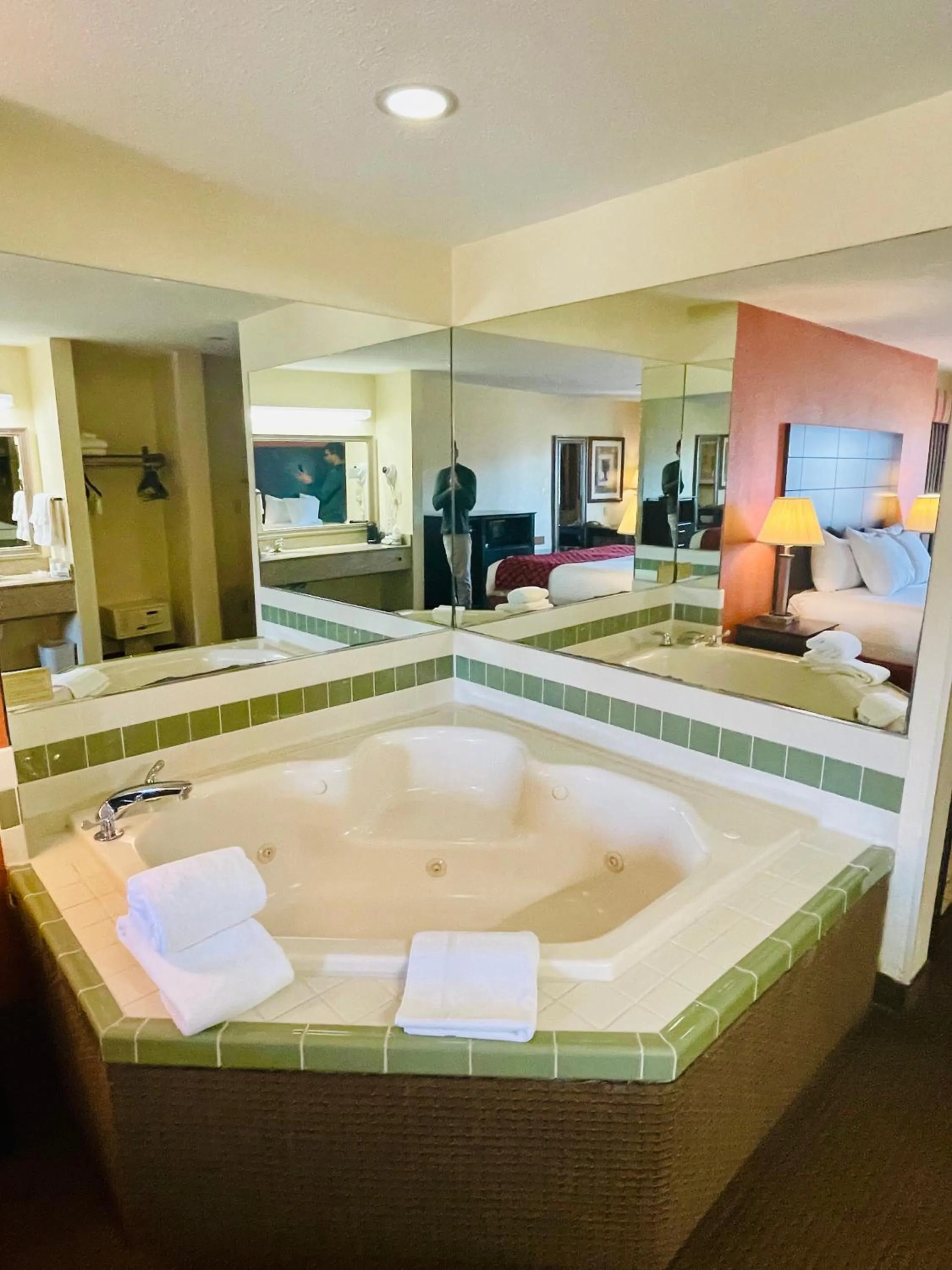Hot Tub, Bed in Baymont by Wyndham Indianapolis