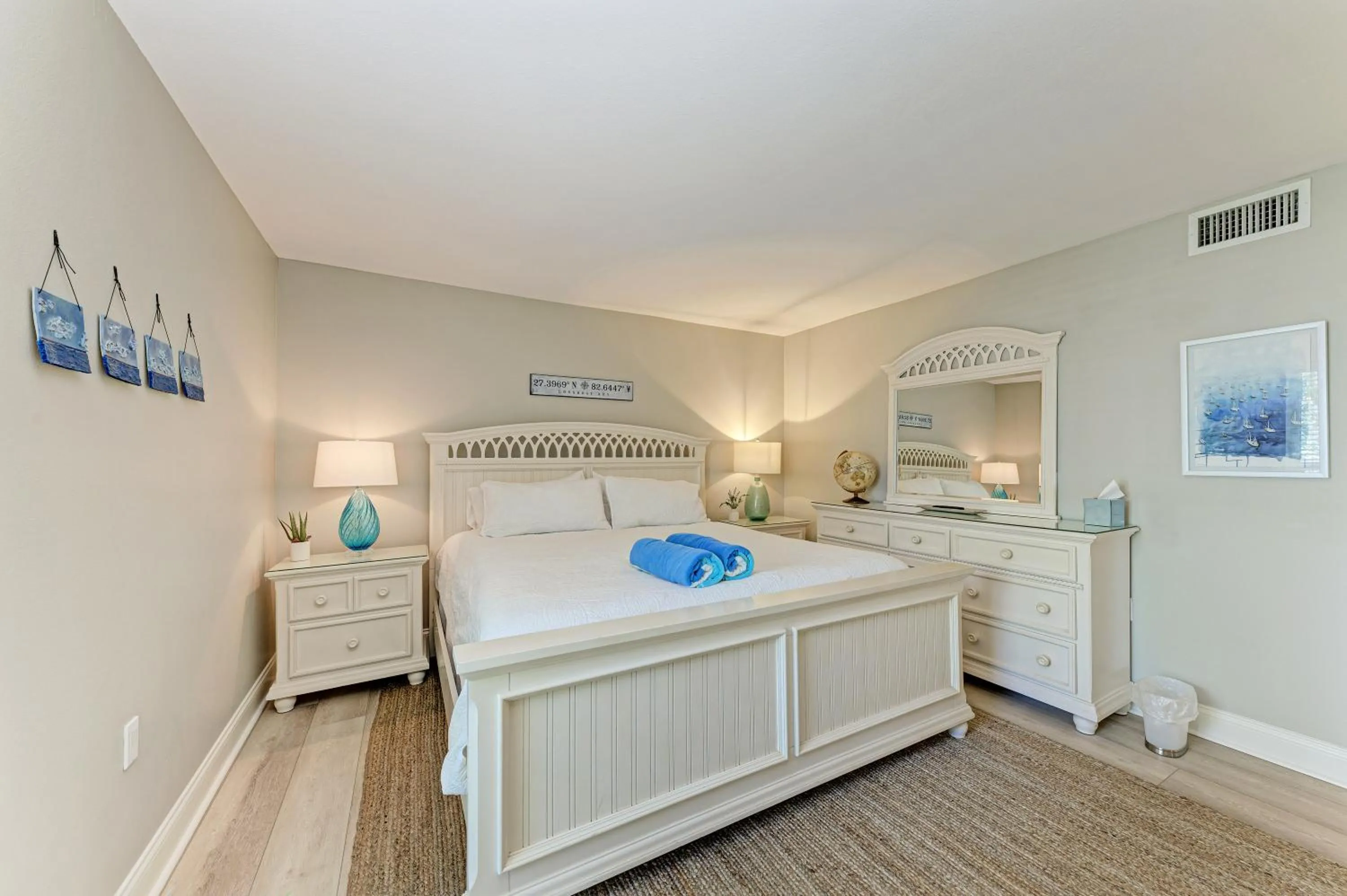 Bed in Sea Grape Inn 7 - BEACHFRONT Property