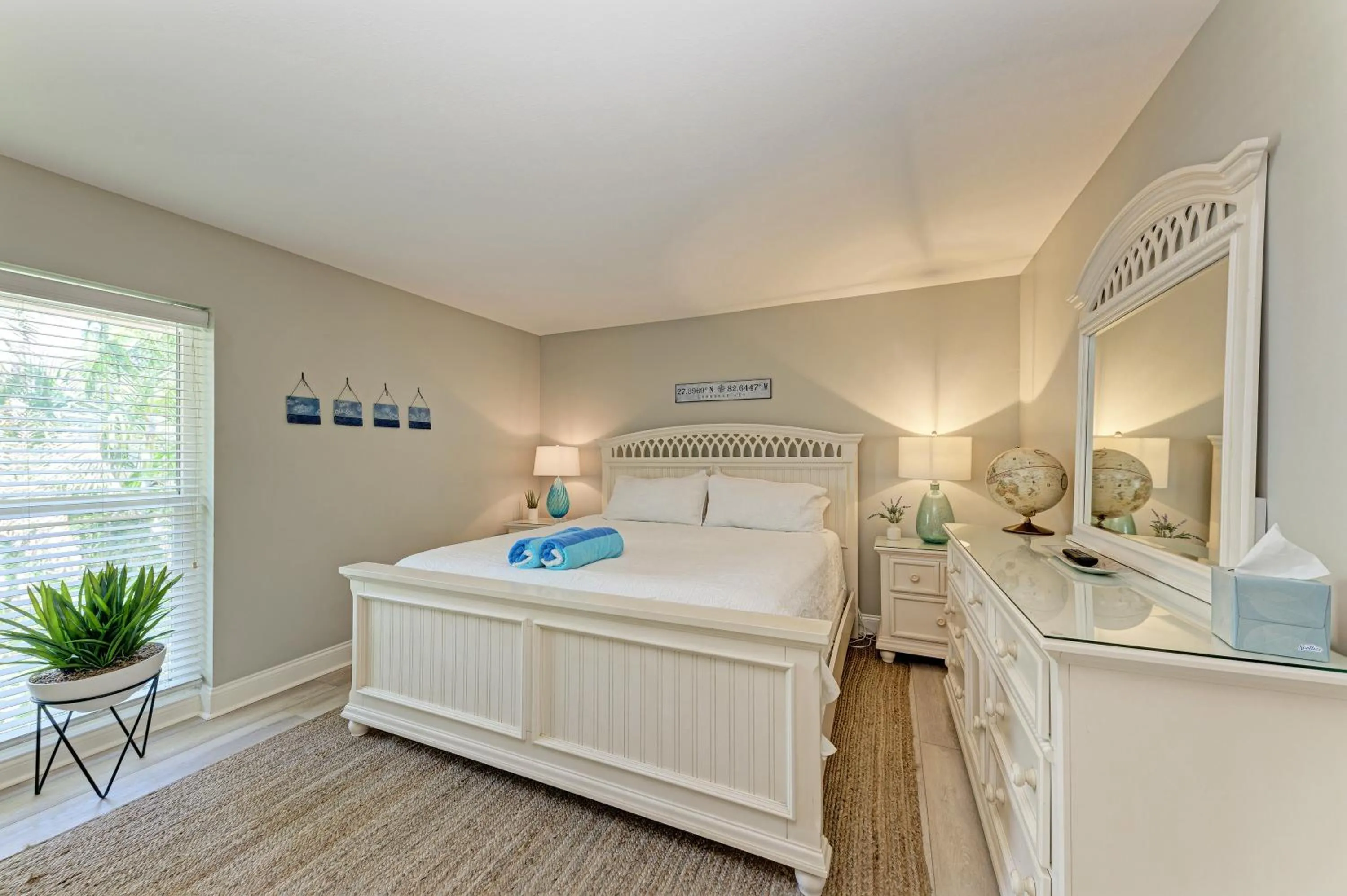 Bed in Sea Grape Inn 7 - BEACHFRONT Property