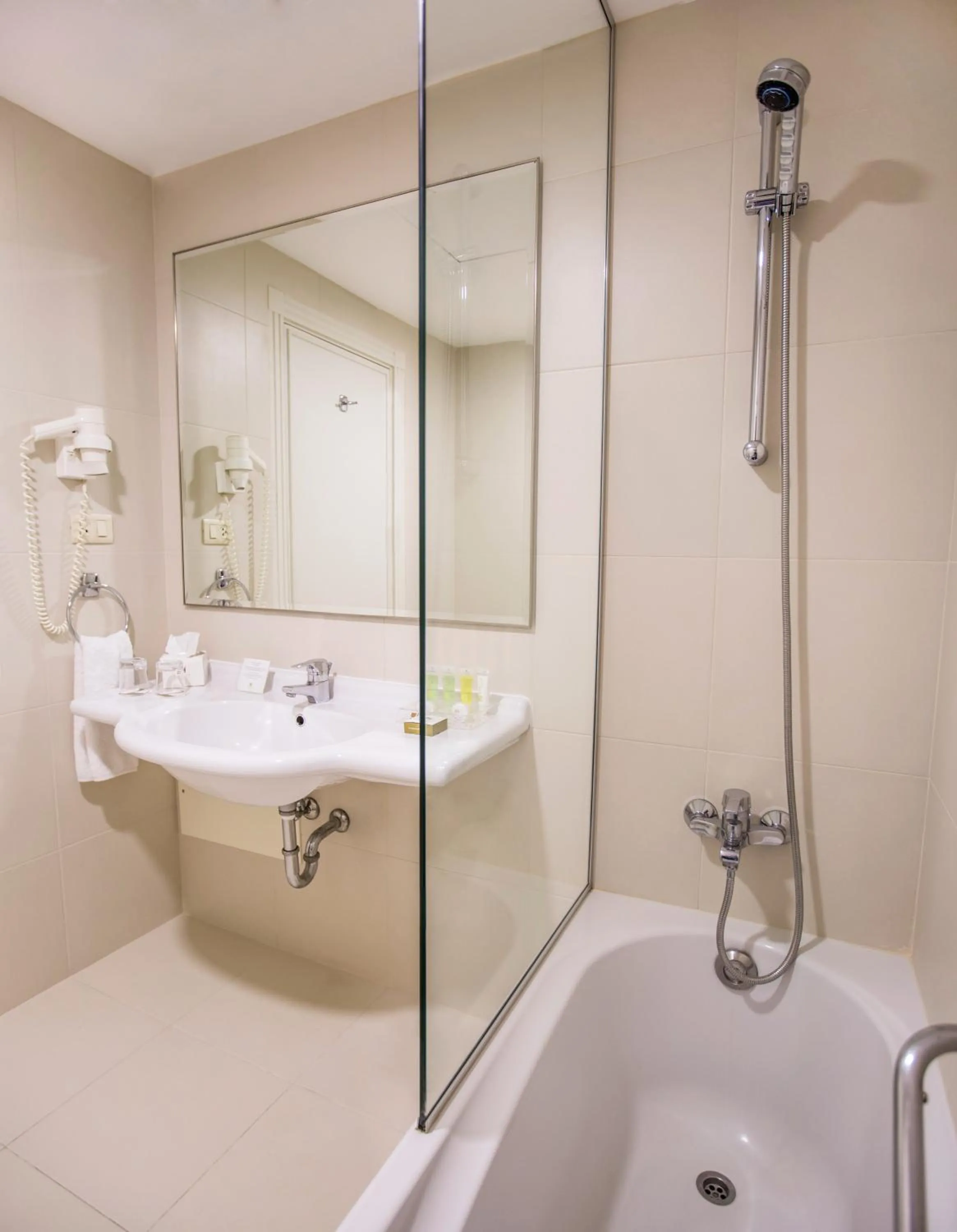 Shower in AlQasr Metropole Hotel