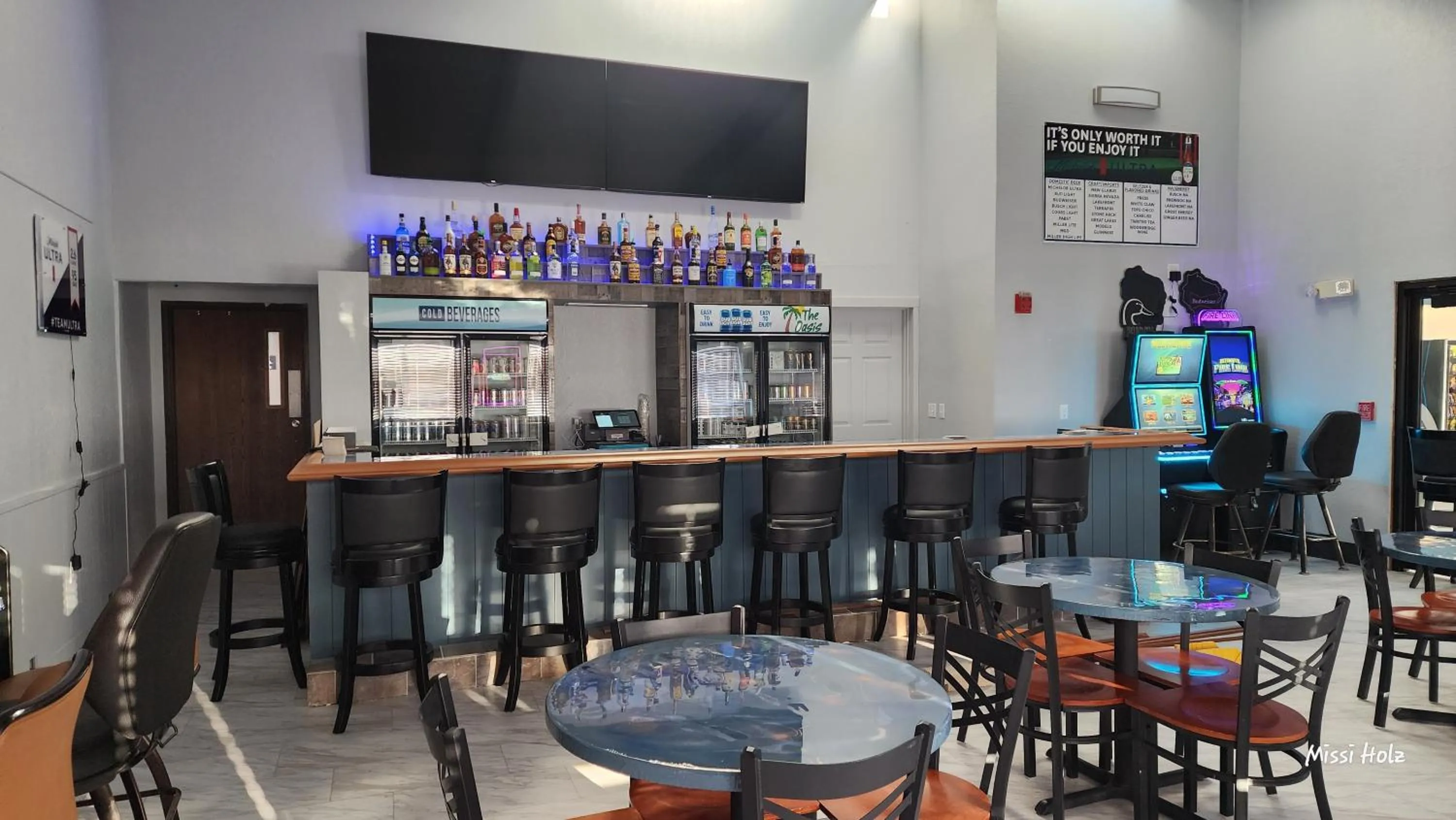 Lounge or bar in The Oasis Hotel & Bar