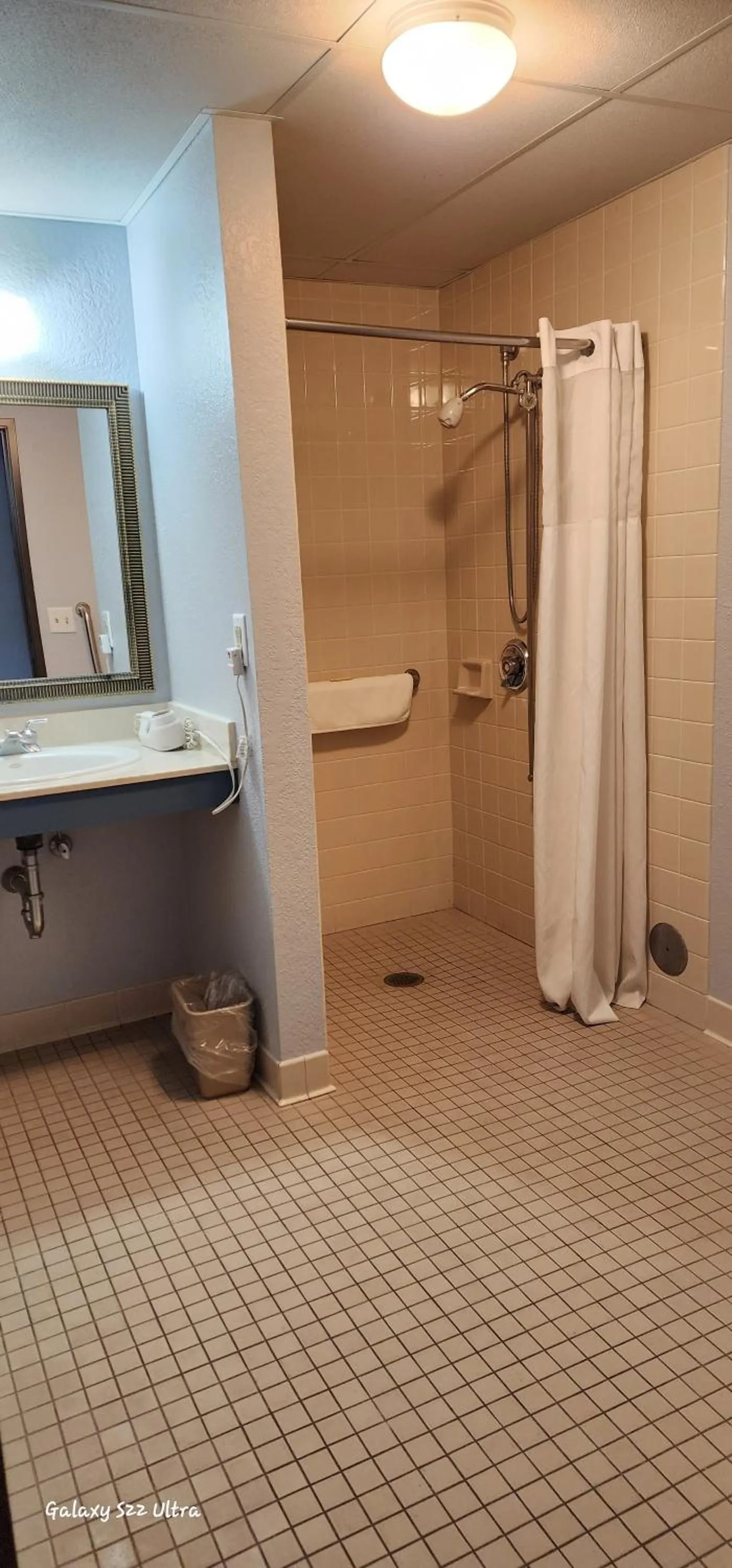 Shower in The Oasis Hotel & Bar