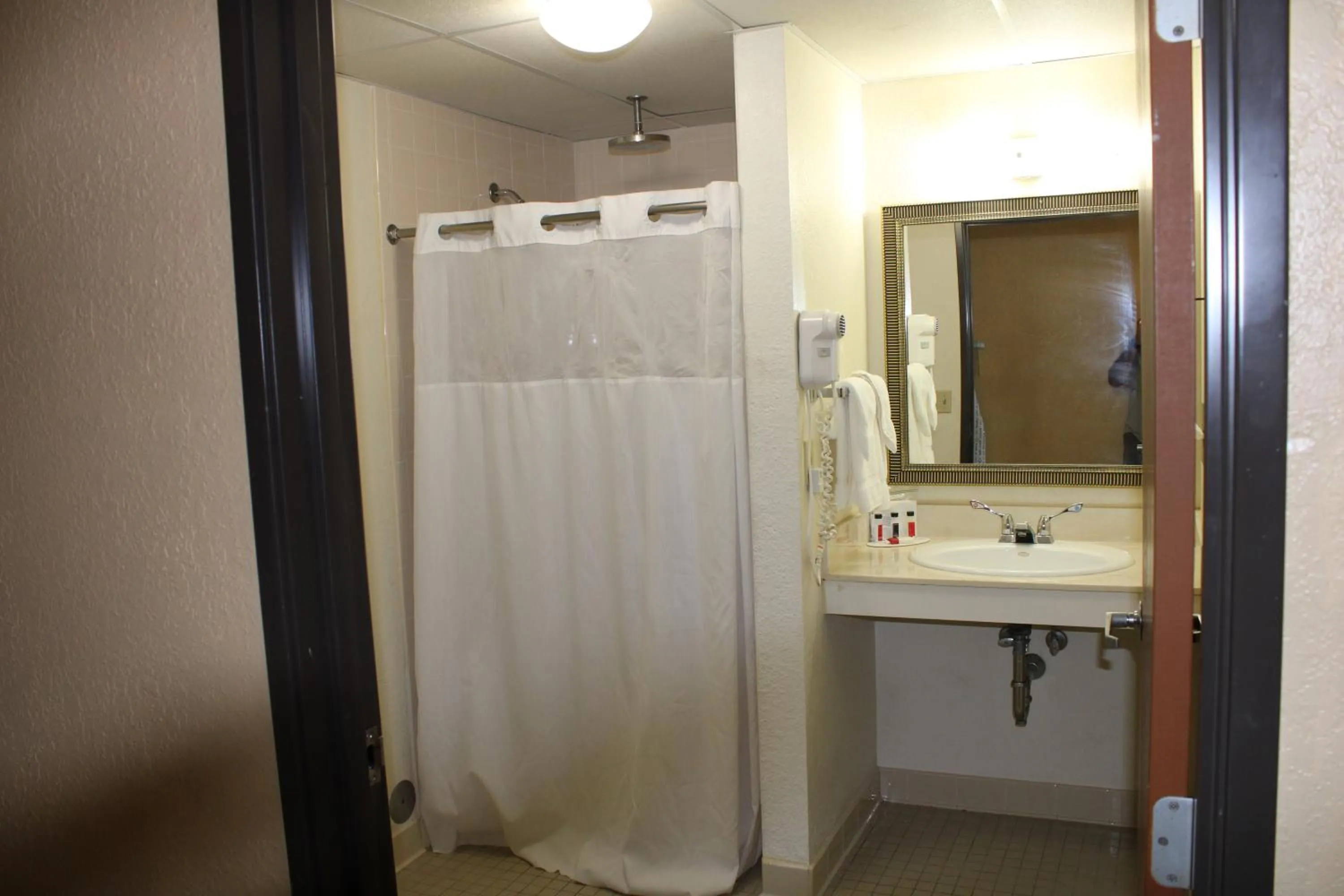 Shower in The Oasis Hotel & Bar