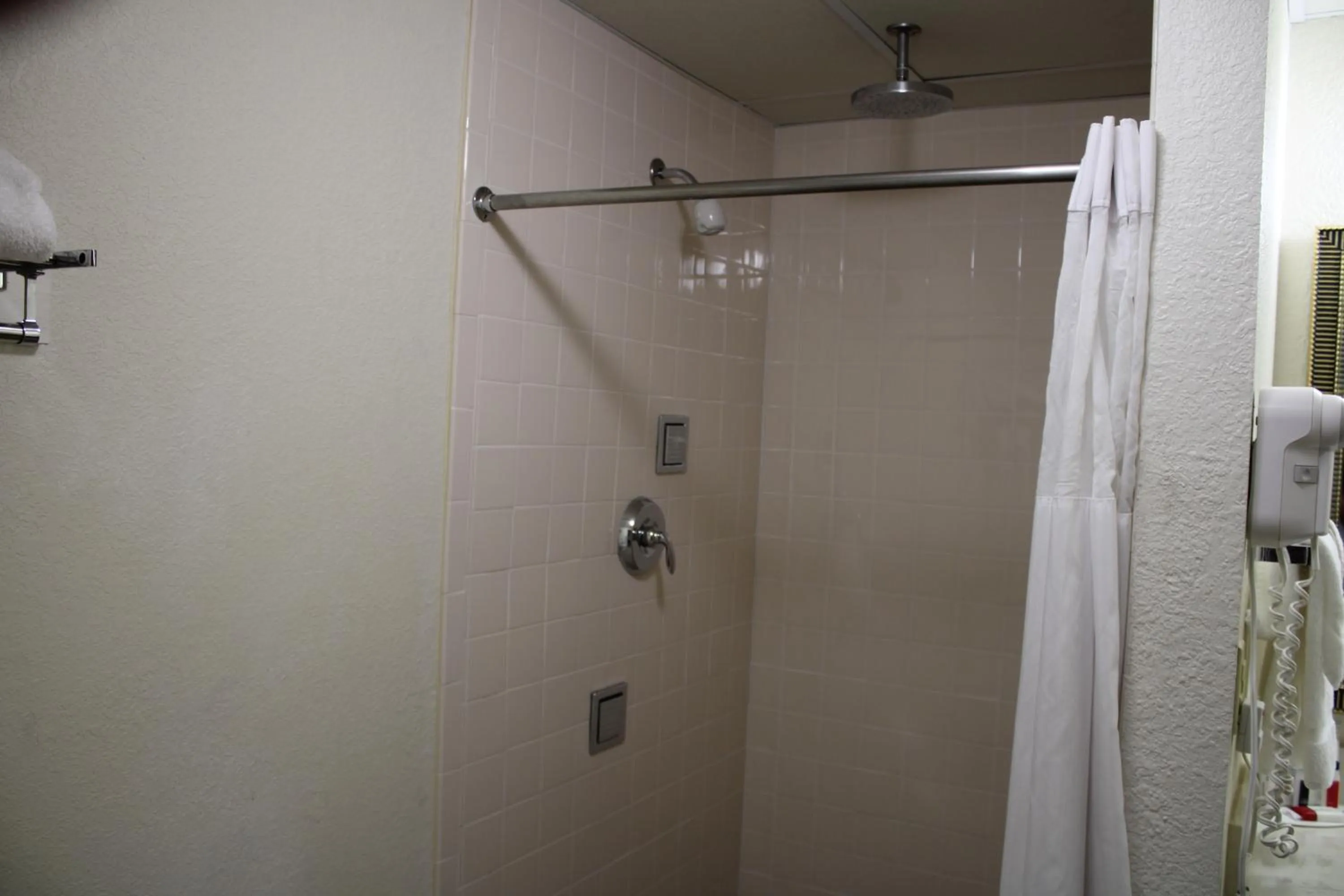 Shower in The Oasis Hotel & Bar