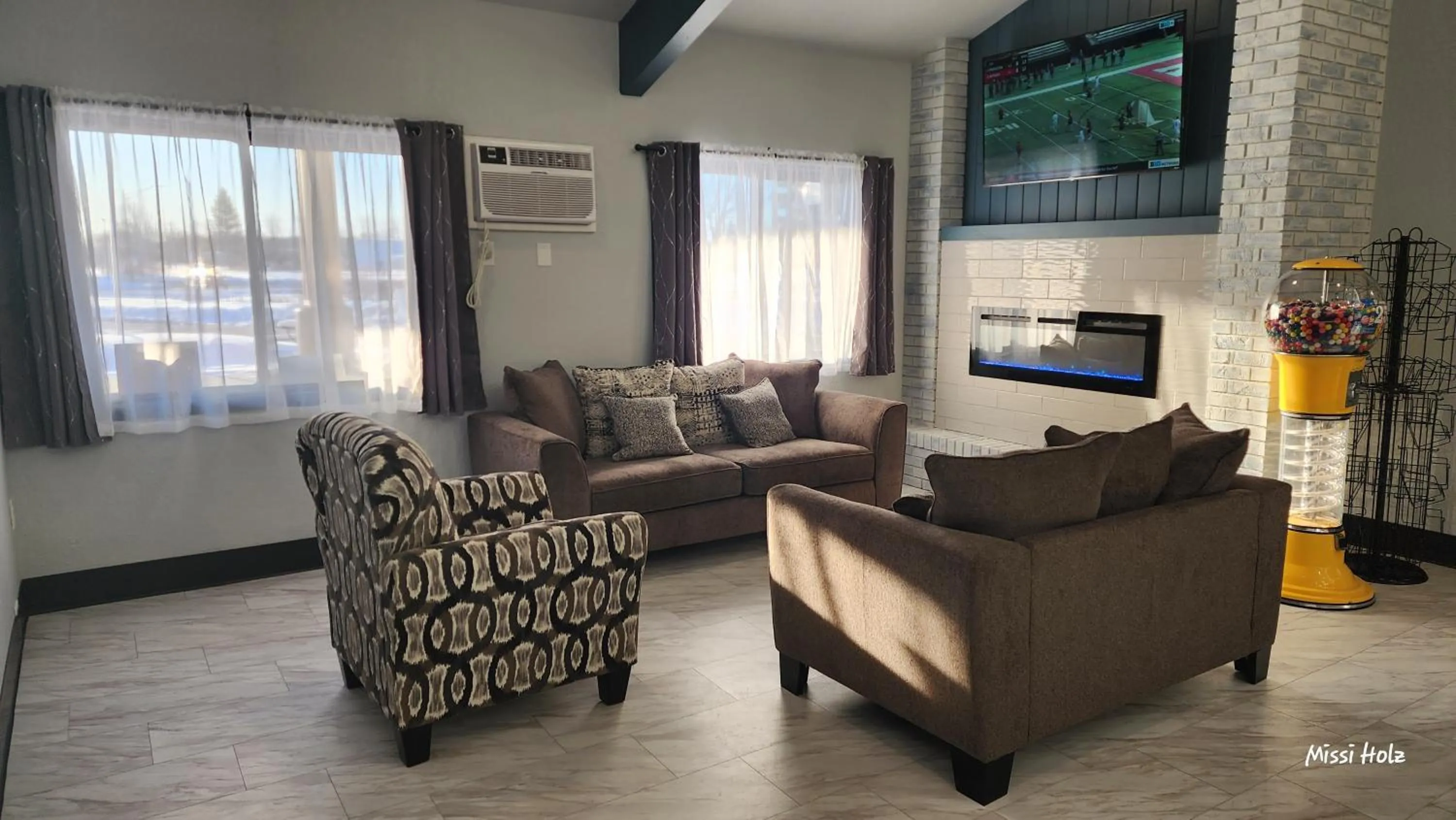 Communal lounge/ TV room in The Oasis Hotel & Bar