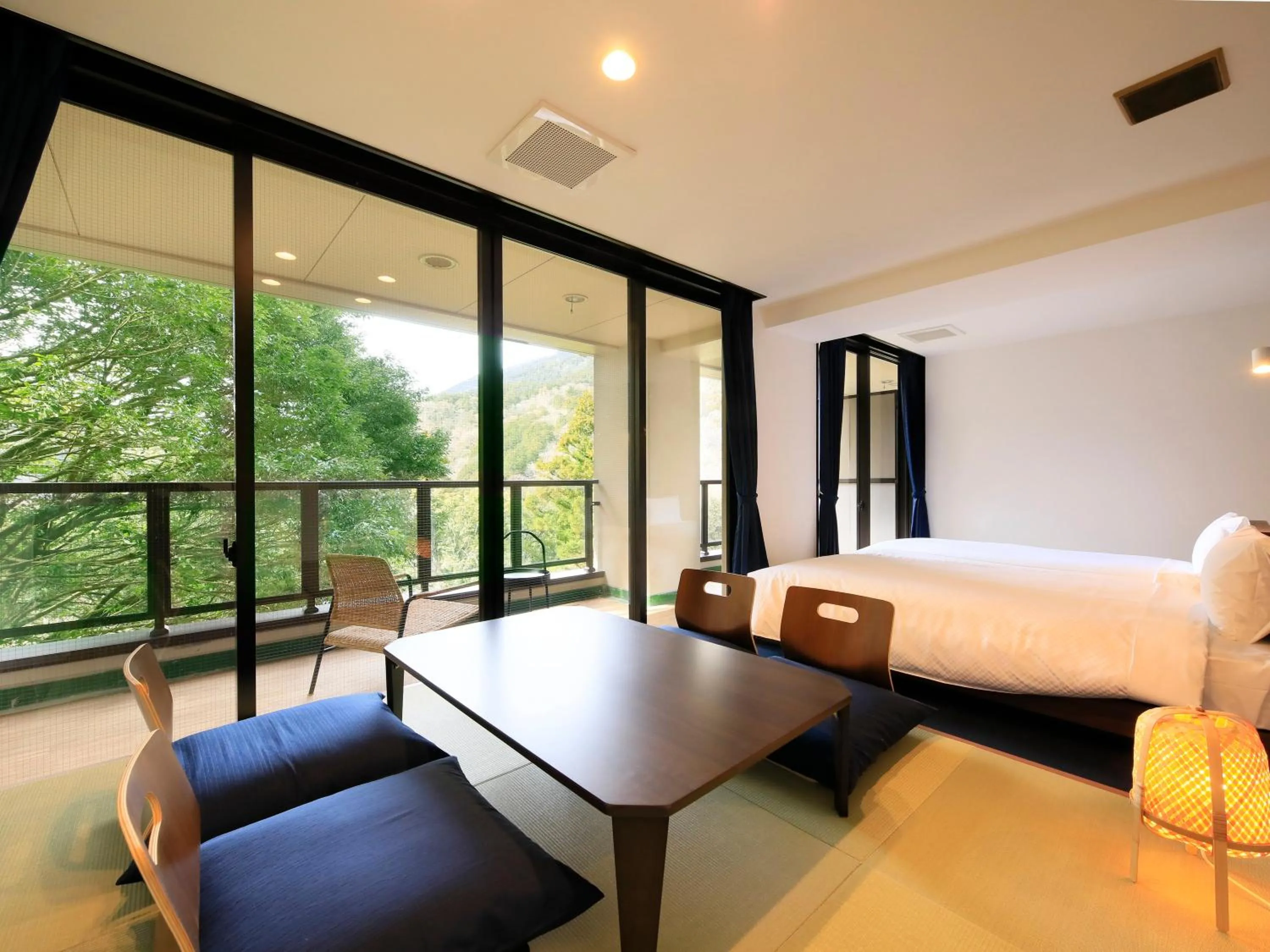 Photo of the whole room, Bed in Hot Spring Inn Hakone Suisen