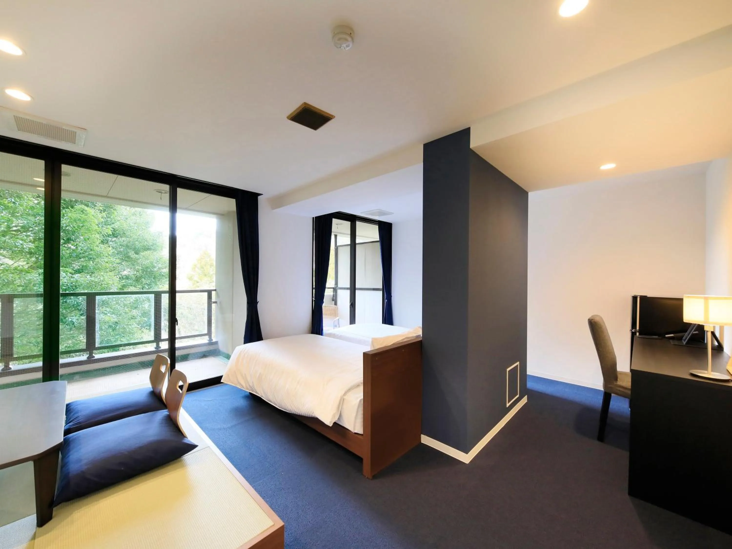 Photo of the whole room, Bed in Hot Spring Inn Hakone Suisen