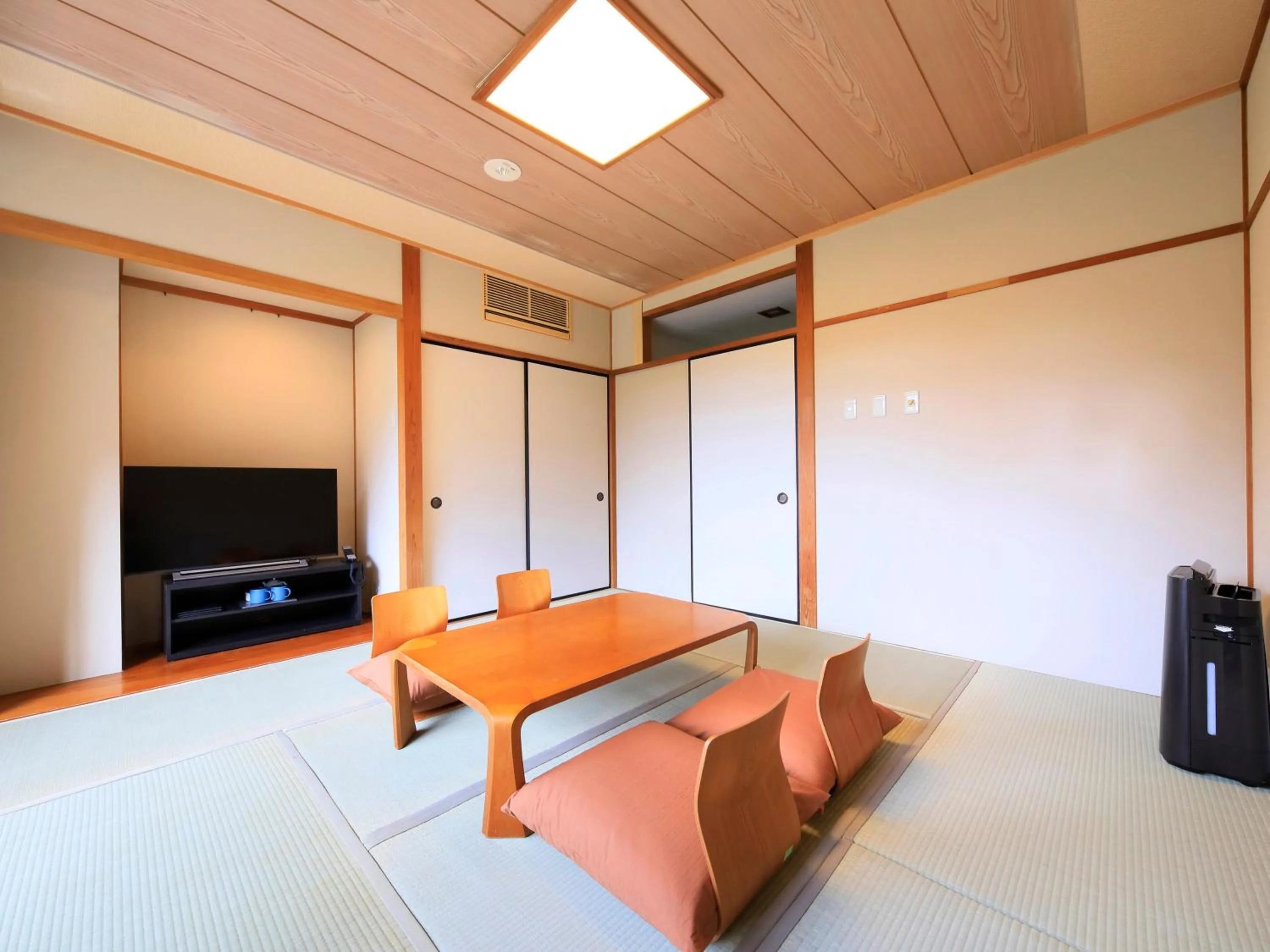 Photo of the whole room in Hot Spring Inn Hakone Suisen