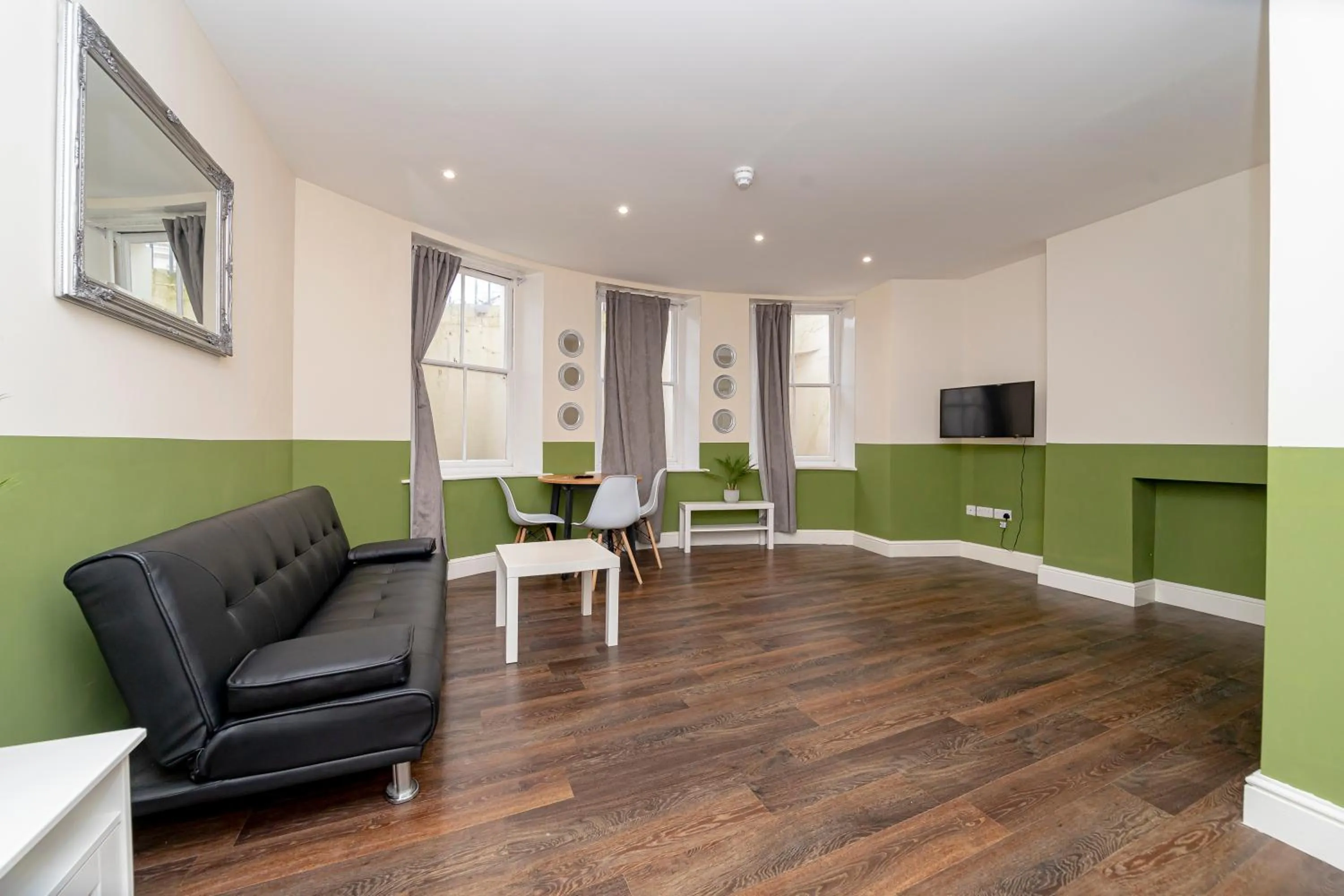 Property building in FLASH SALE Kemptown 2 Bedroom Flat BN224EAT02