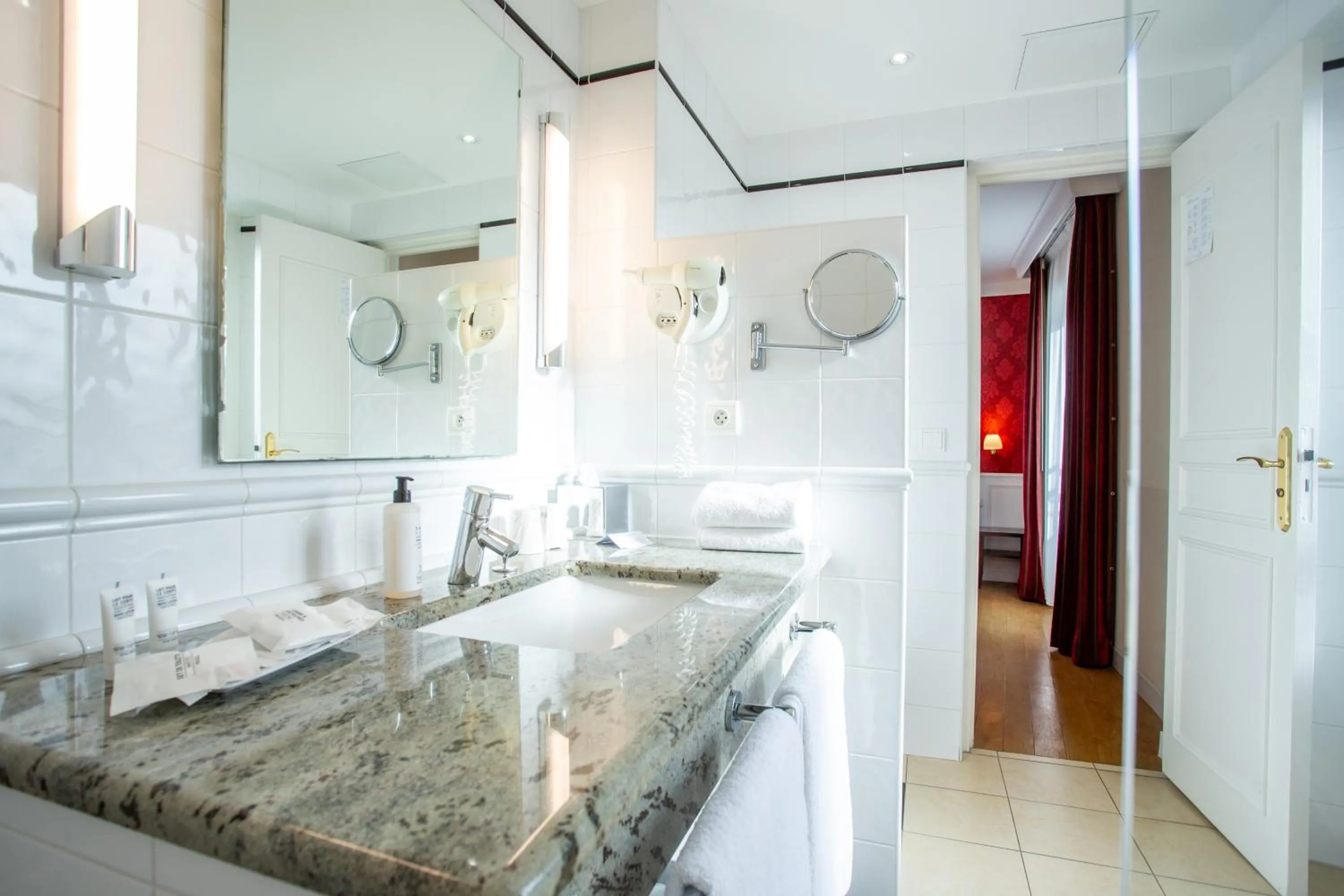Bathroom in Best Western Plus Hôtel D'Angleterre - Centre historique