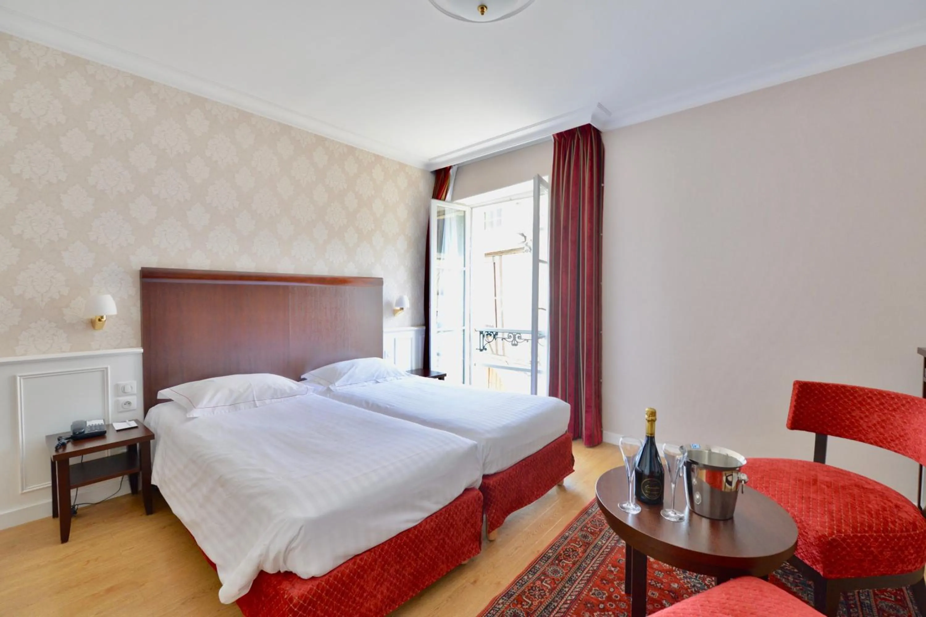 Photo of the whole room, Bed in Best Western Plus Hôtel D'Angleterre - Centre historique
