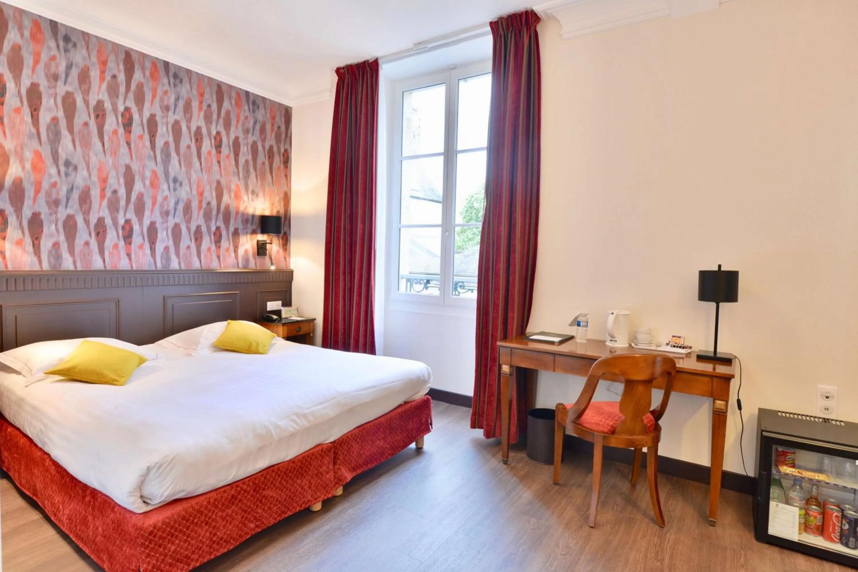 Photo of the whole room, Bed in Best Western Plus Hôtel D'Angleterre - Centre historique