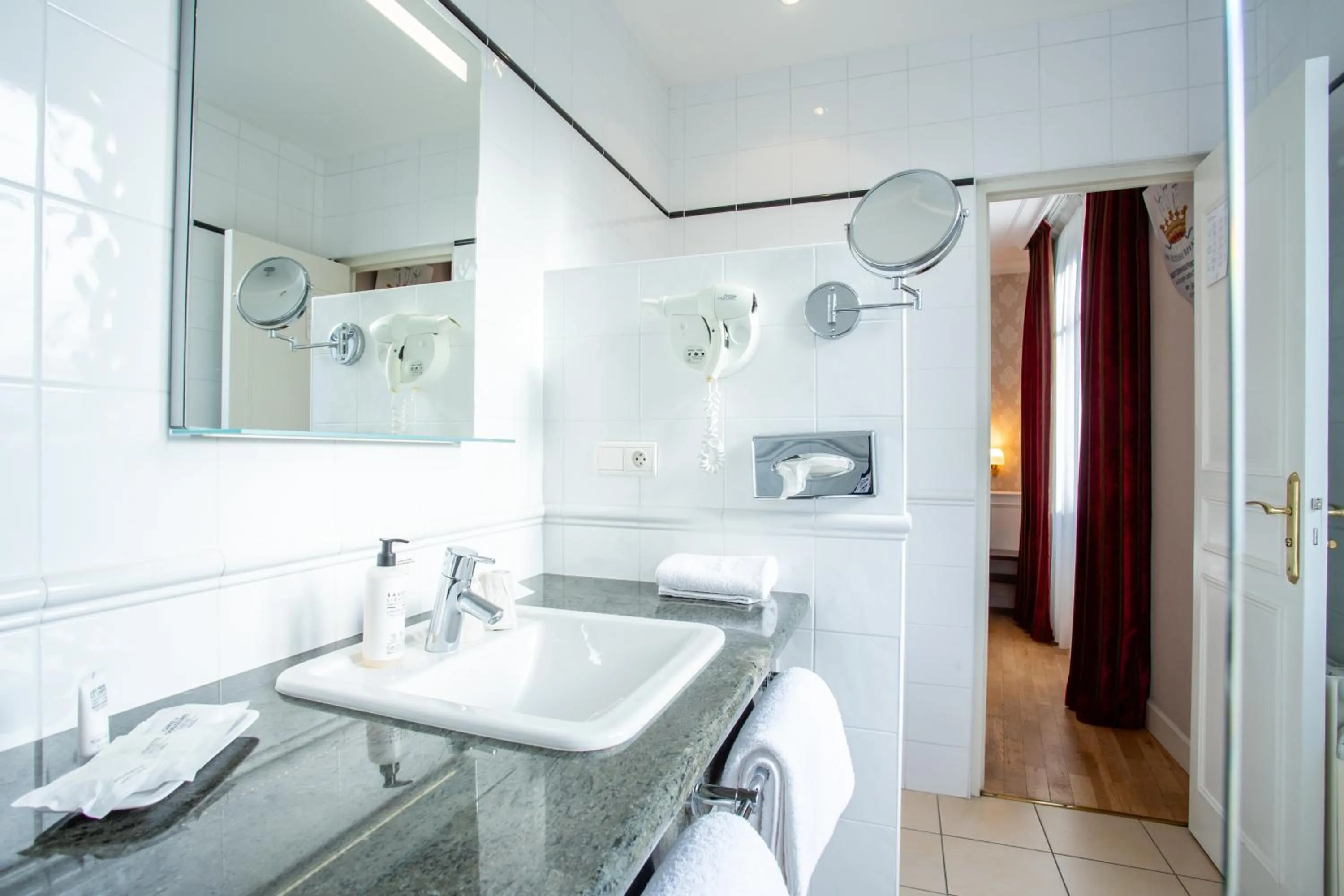 Bathroom in Best Western Plus Hôtel D'Angleterre - Centre historique