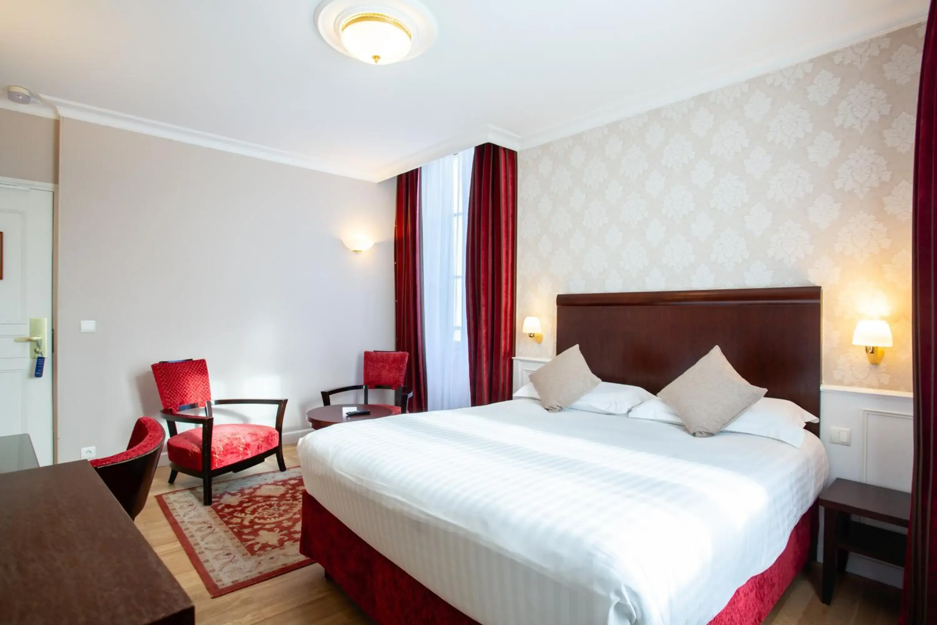 Photo of the whole room, Bed in Best Western Plus Hôtel D'Angleterre - Centre historique Photo of the whole room, Bed in Best Western Plus Hôtel D'Angleterre - Centre historique