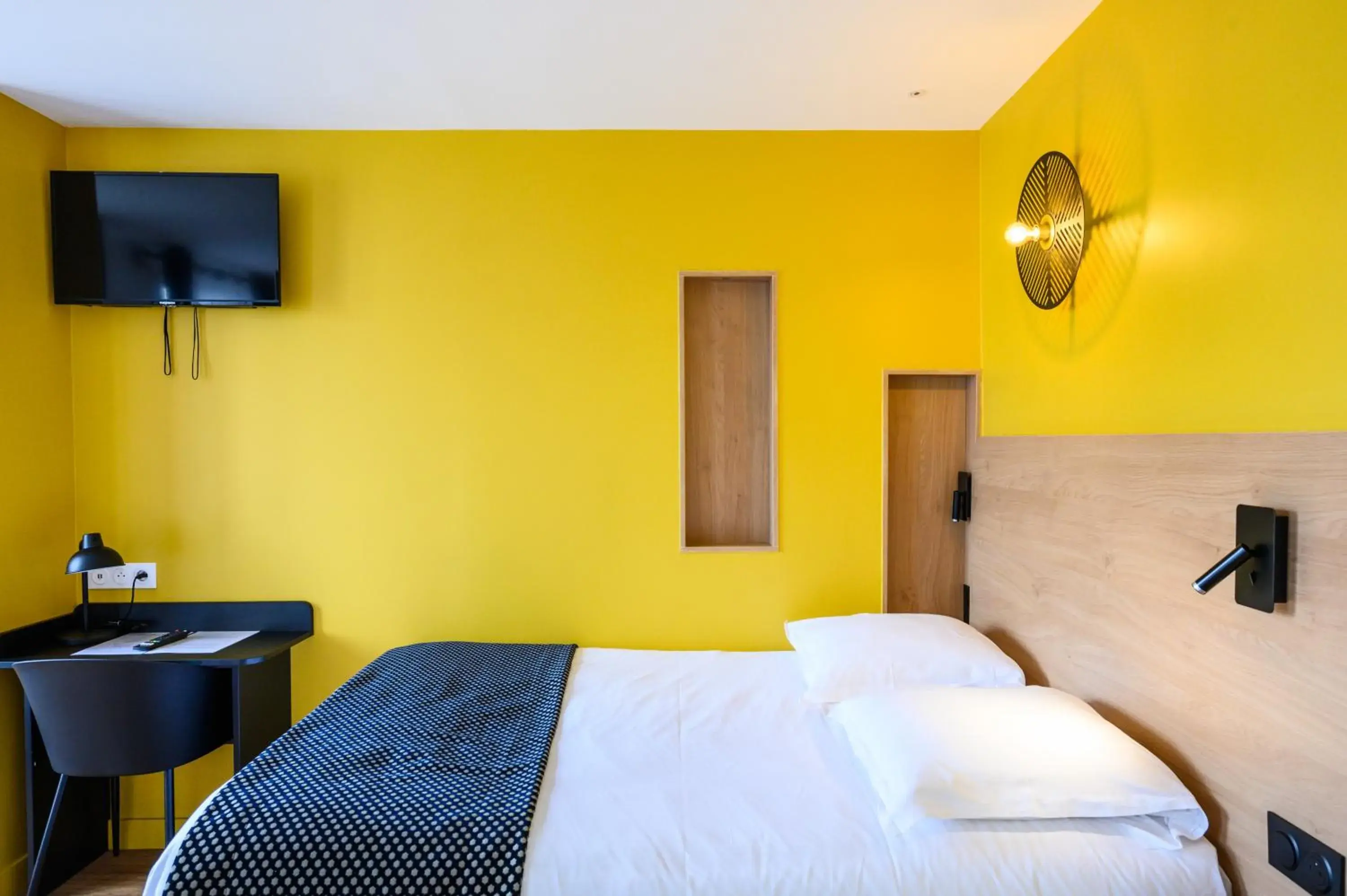 Bed in Hôtel D'Alsace Bed in Hôtel D'Alsace