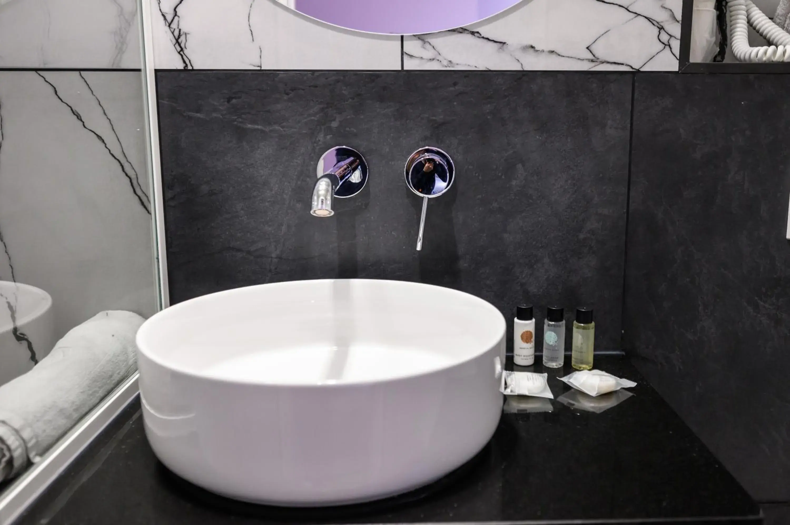 Bathroom in Hôtel D'Alsace Bathroom in Hôtel D'Alsace