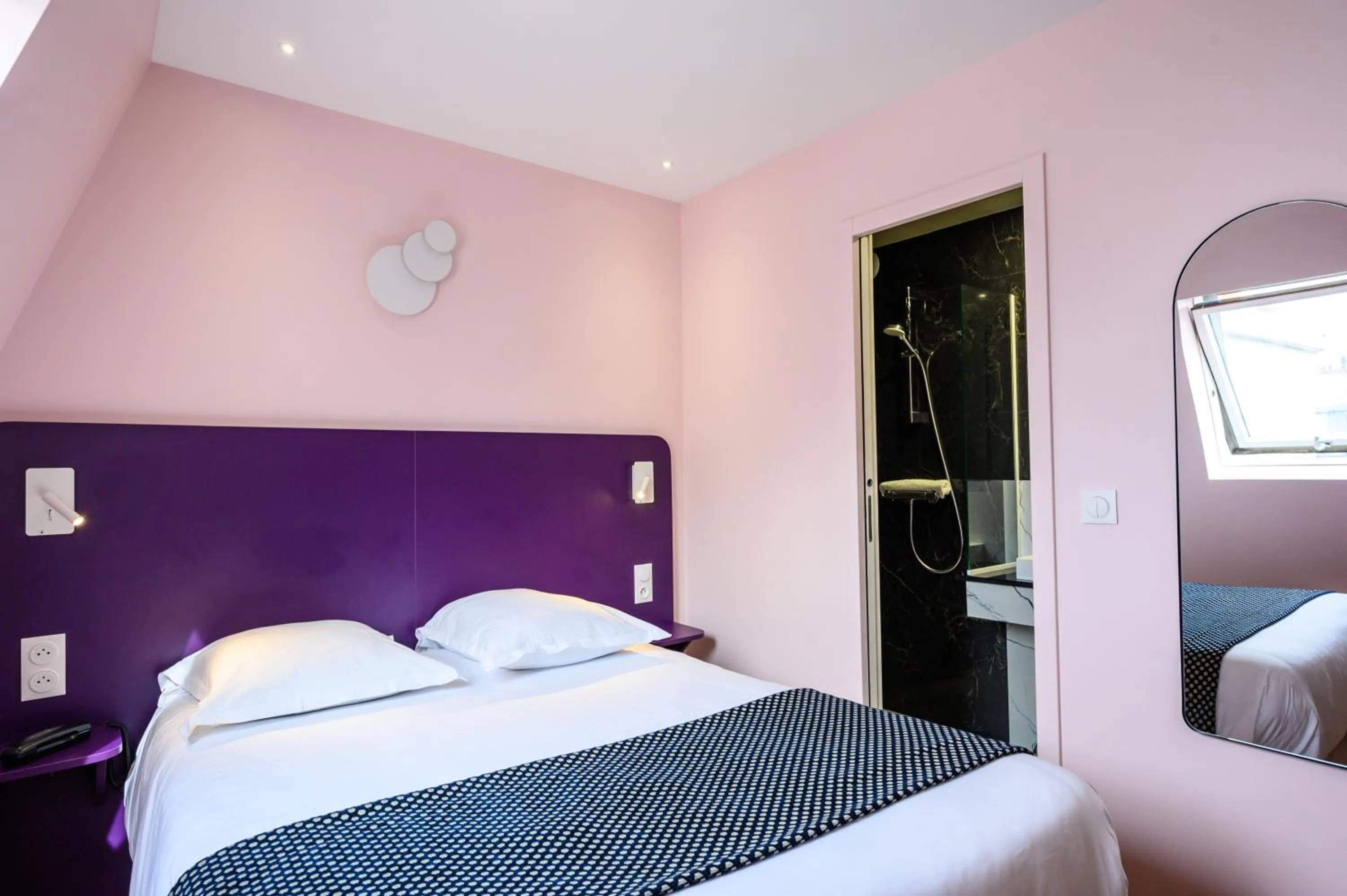 Photo of the whole room, Bed in Hôtel D'Alsace