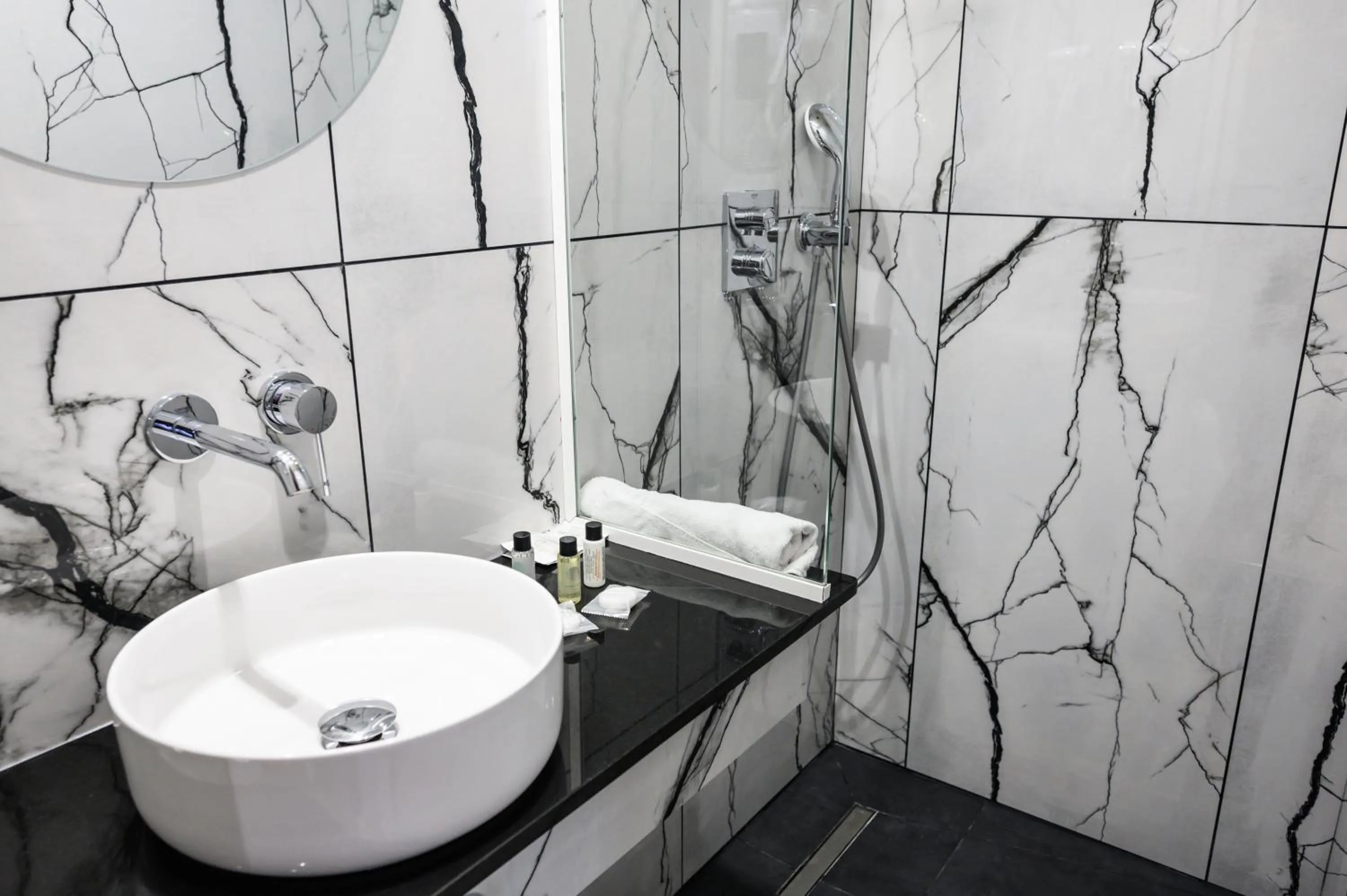 Bathroom in Hôtel D'Alsace