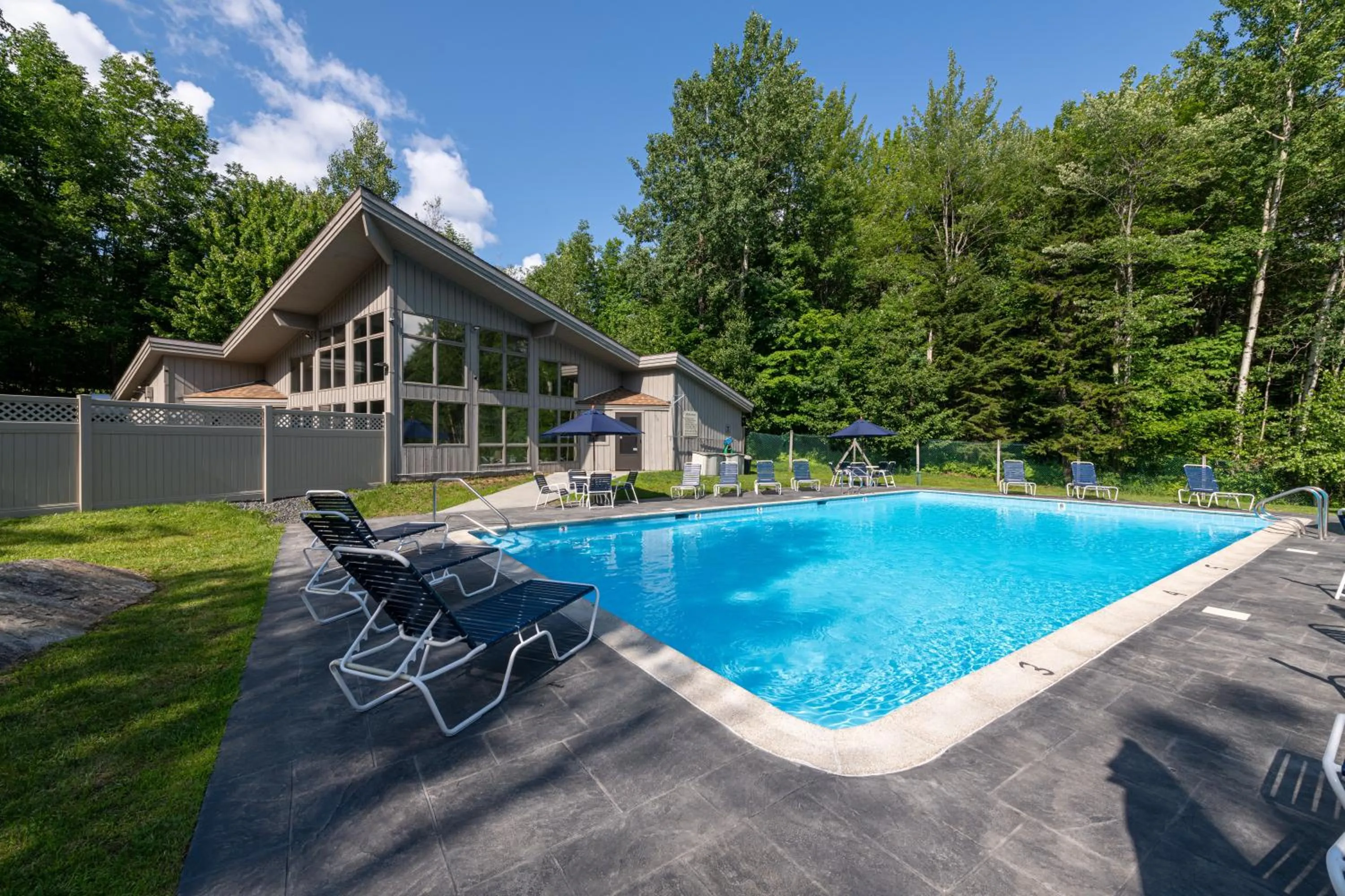 Swimming pool in Mount Snow Lodging