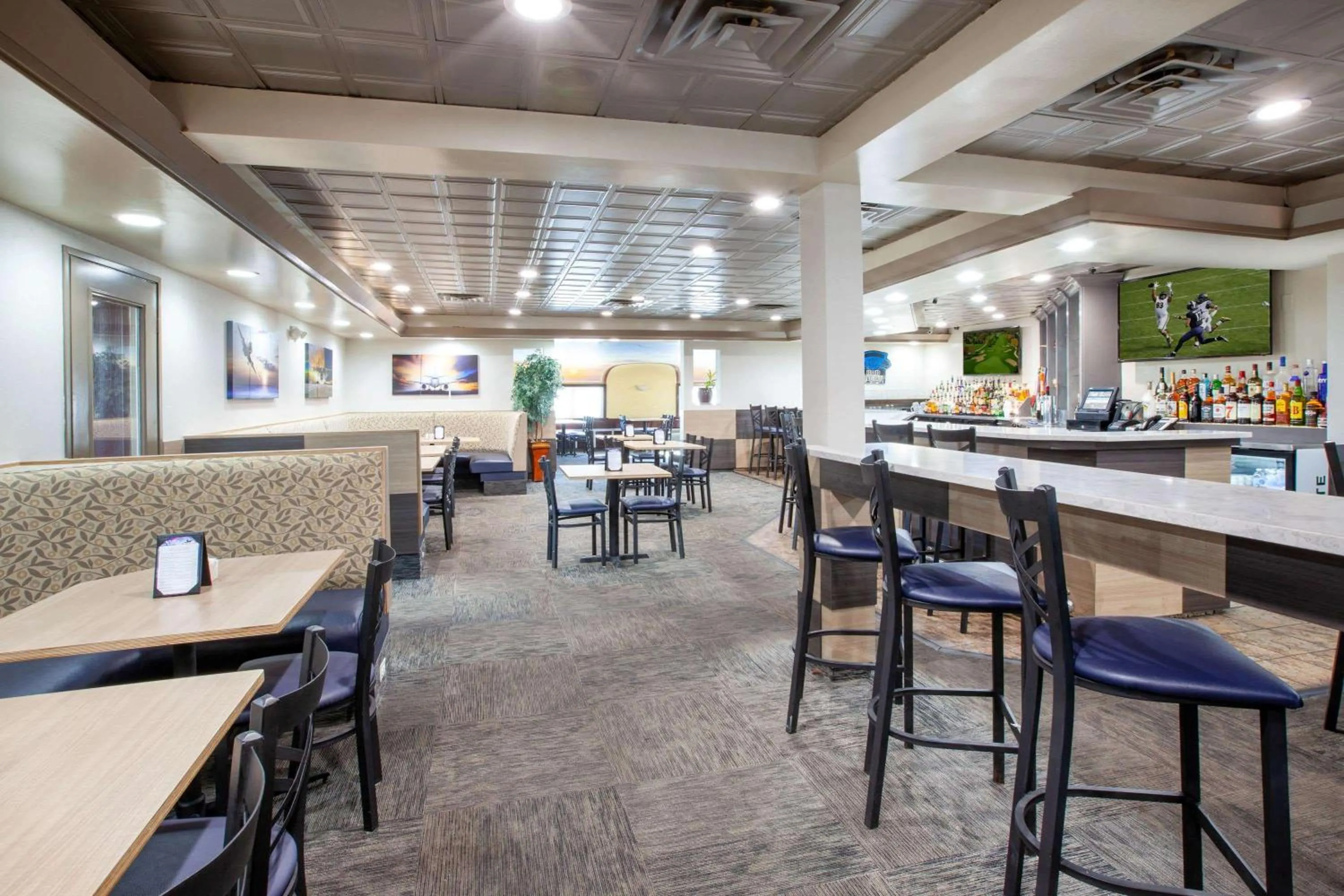Restaurant/places to eat in Wingate by Wyndham Detroit Metro Airport