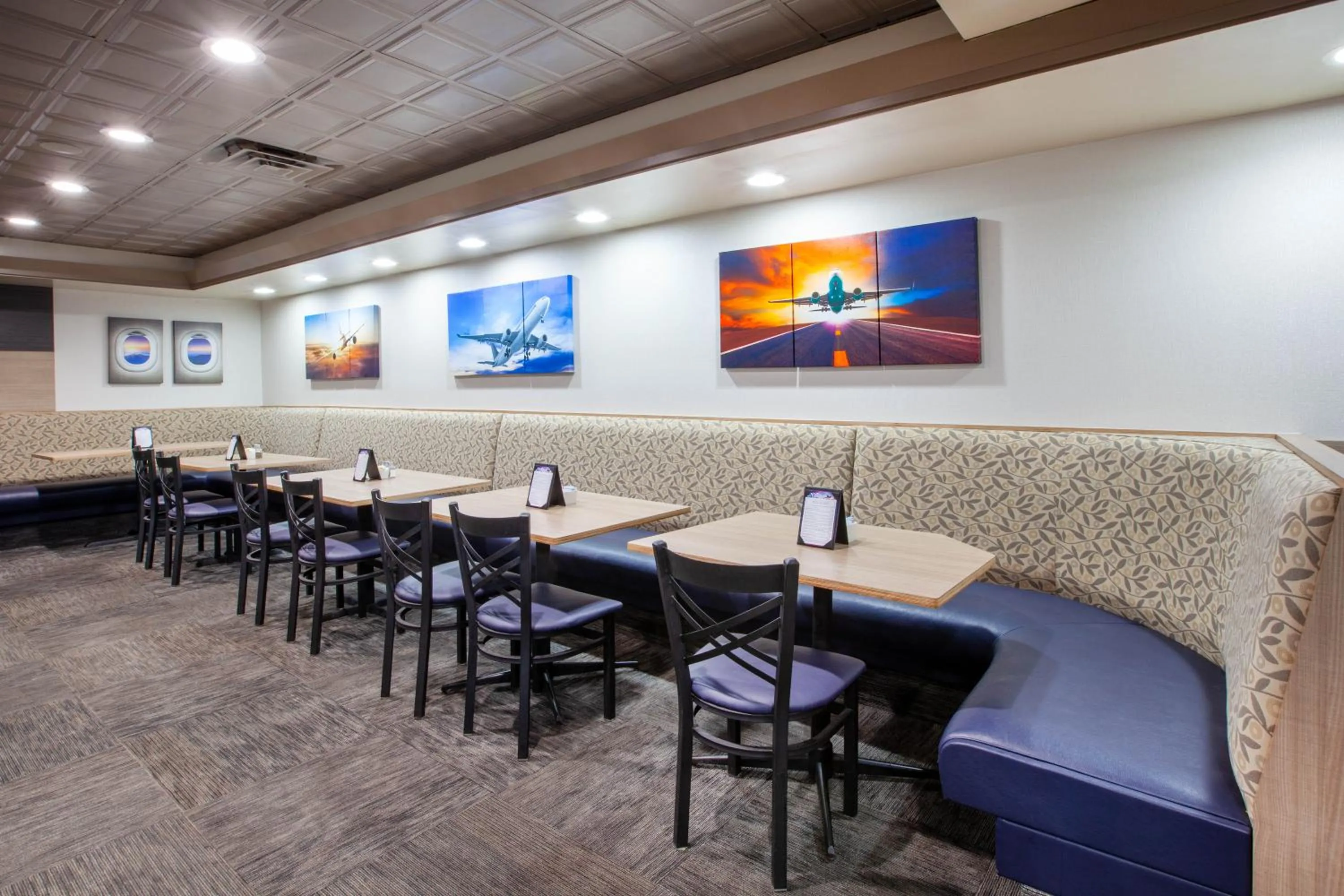 Restaurant/places to eat in Wingate by Wyndham Detroit Metro Airport