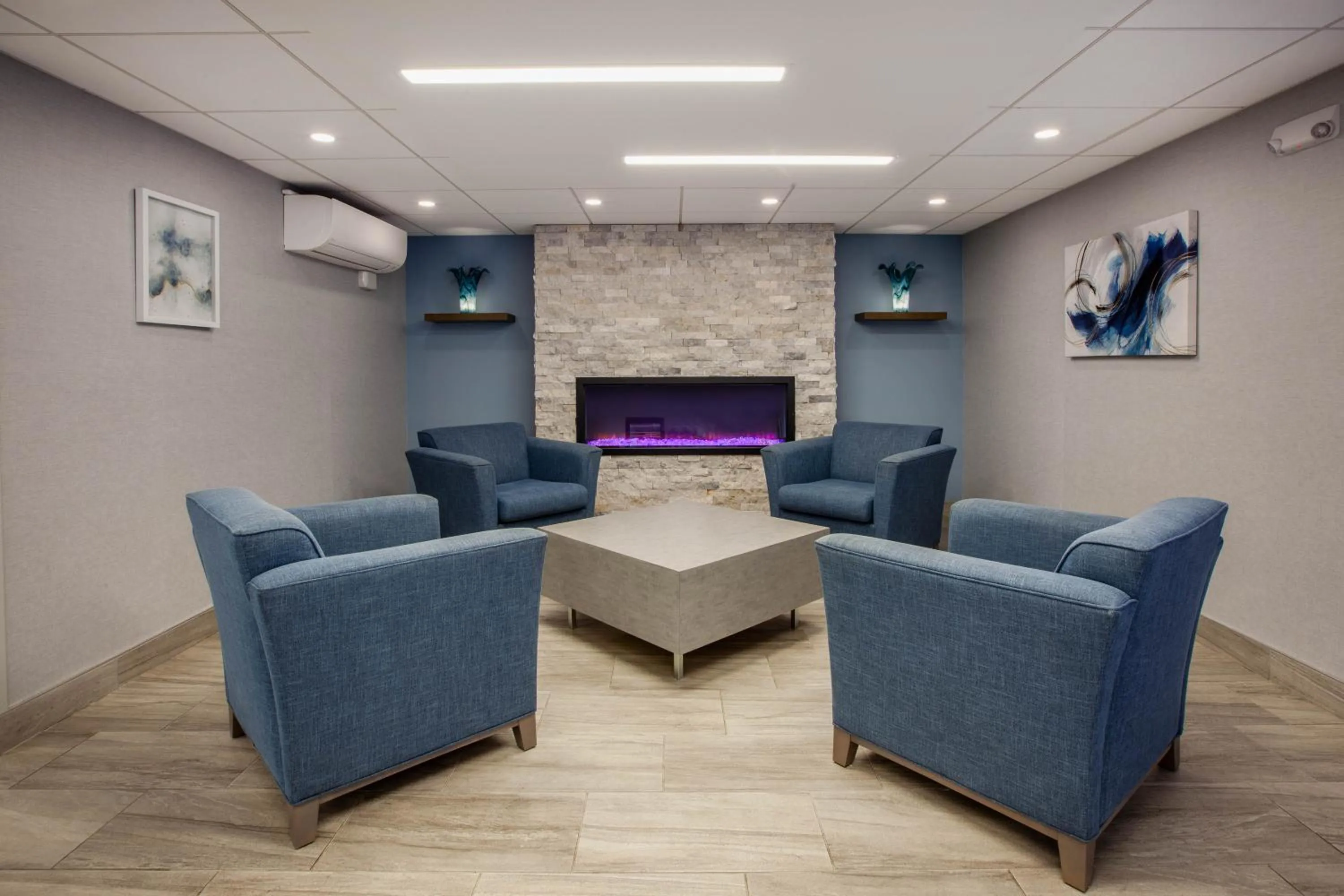 Lobby or reception in Wingate by Wyndham Detroit Metro Airport
