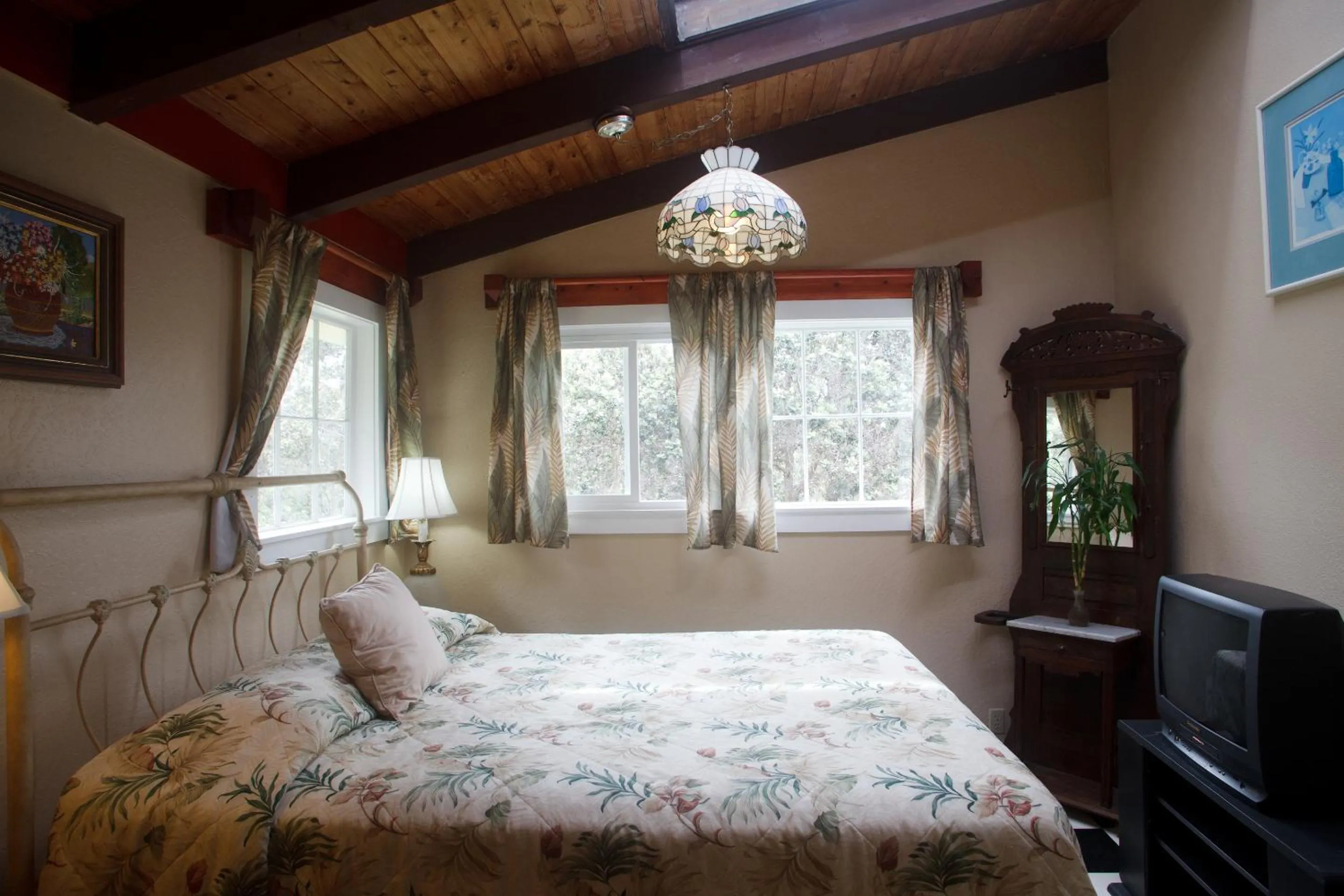 Bedroom, Bed in Volcano Hale