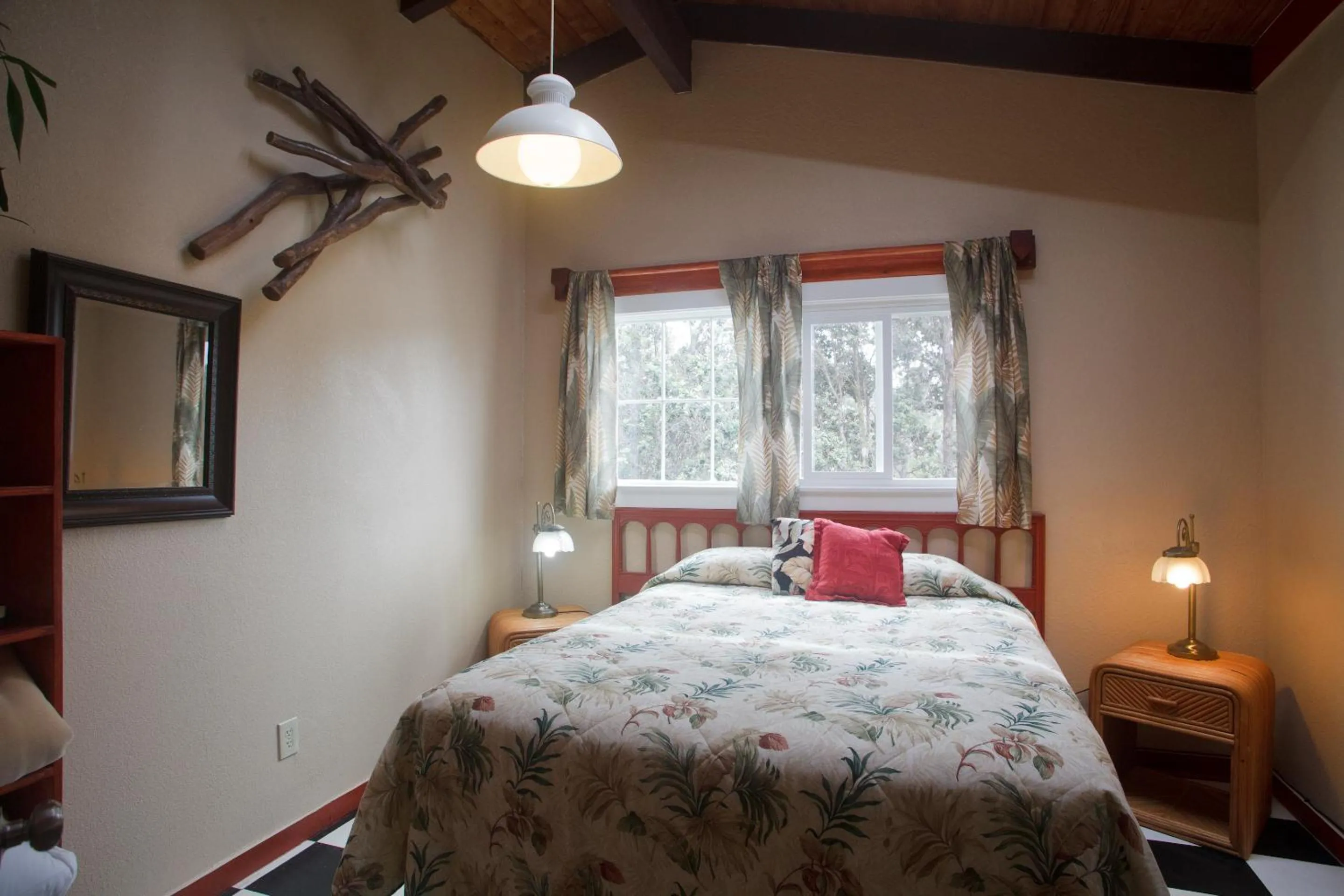 Bedroom, Bed in Volcano Hale