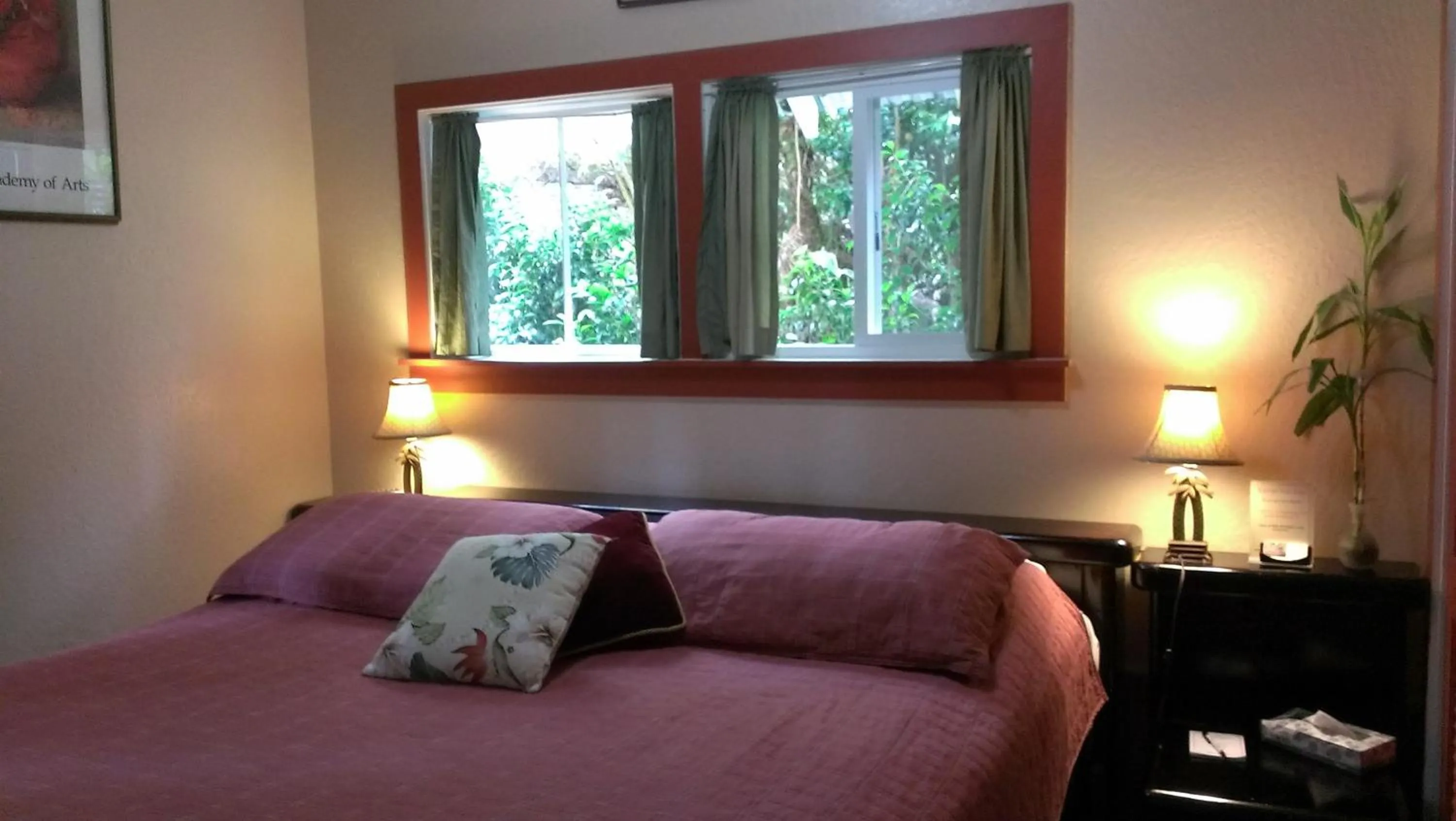 Bedroom, Bed in Volcano Hale