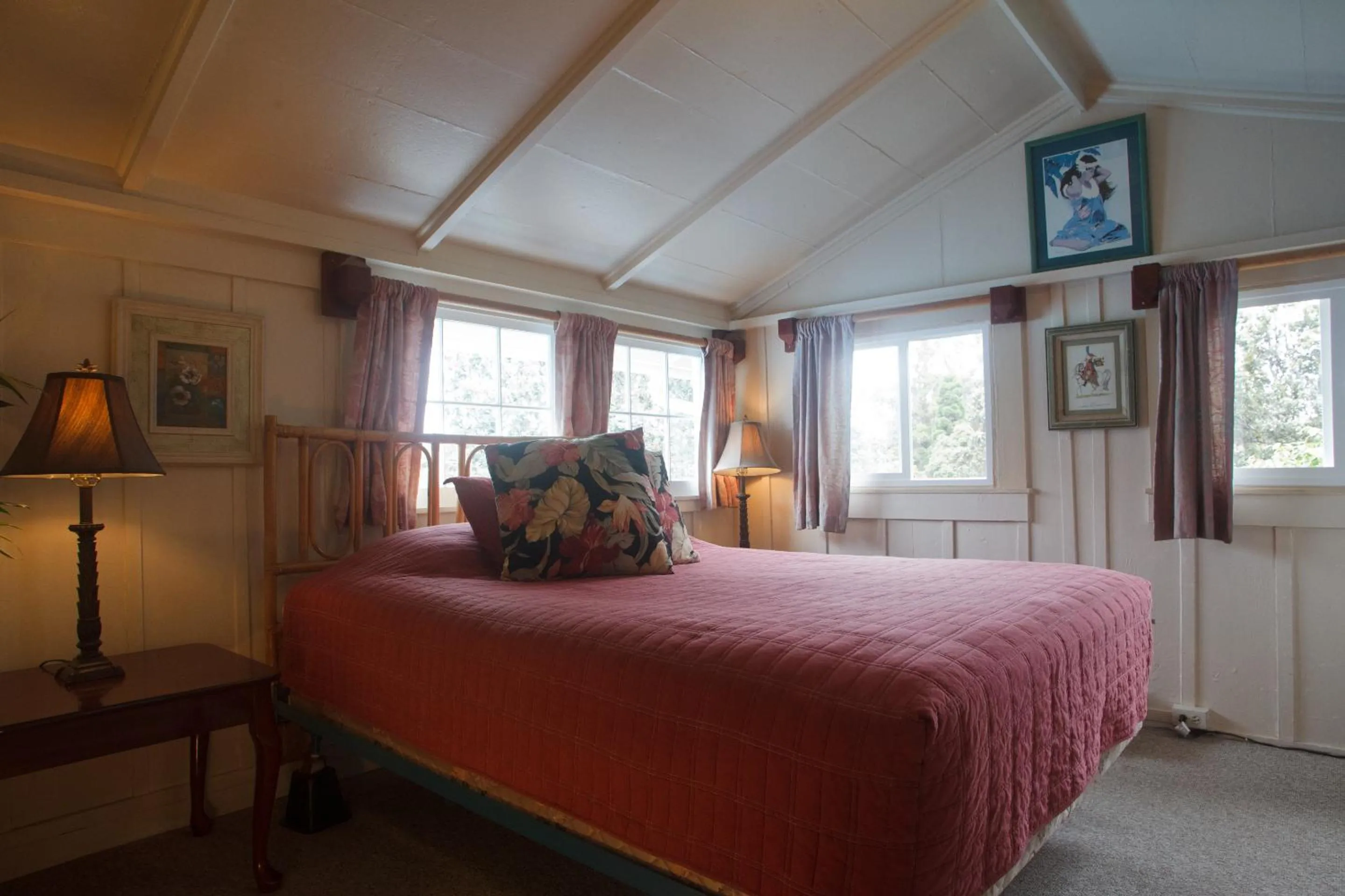 Bedroom, Bed in Volcano Hale