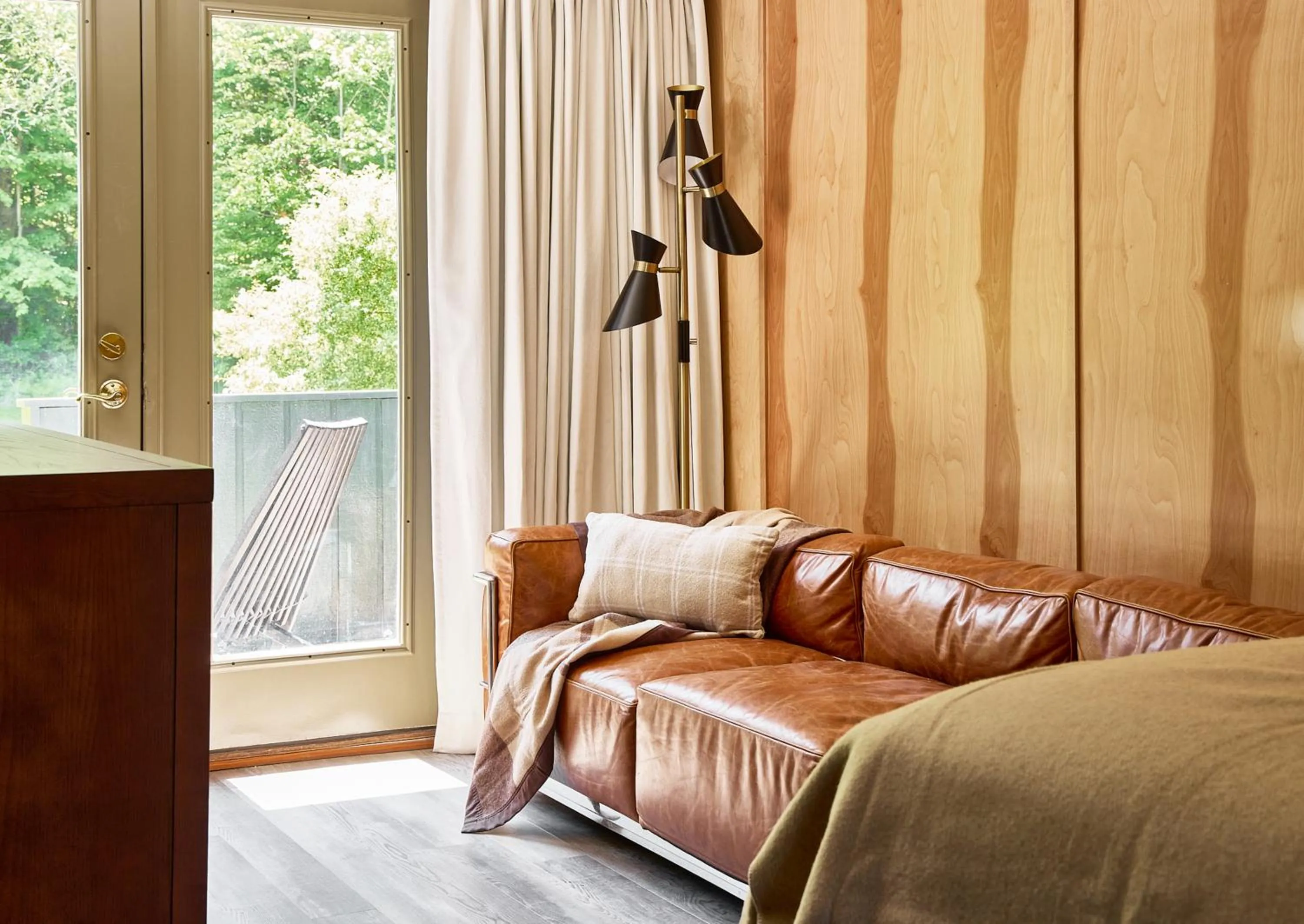 Seating area, Bed in Bluebird Cady Hill Lodge