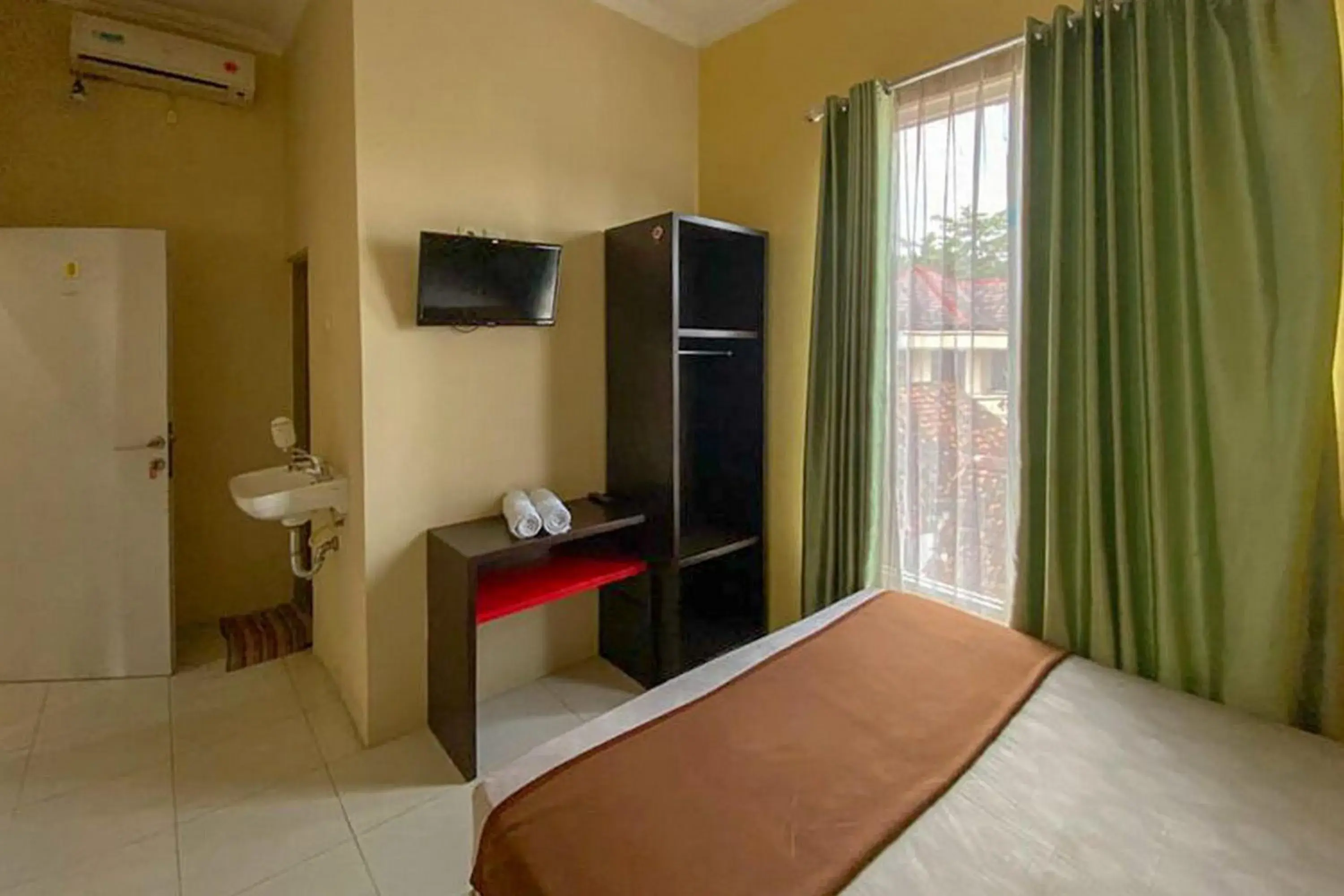 Bed in Rama Shinta Homestay near Gembira Loka Zoo RedPartner Bed in Rama Shinta Homestay near Gembira Loka Zoo RedPartner