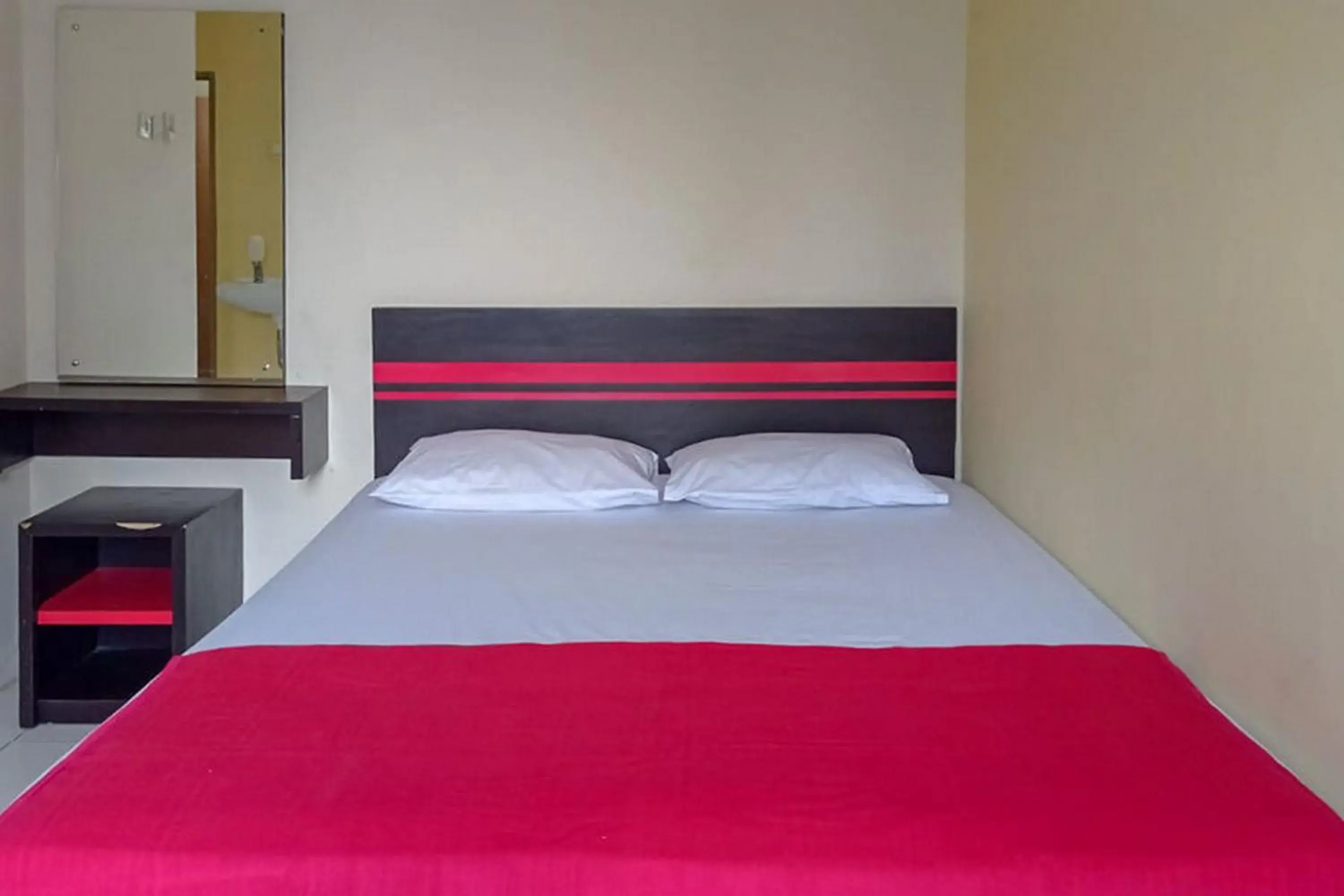 Bed in Rama Shinta Homestay near Gembira Loka Zoo RedPartner Bed in Rama Shinta Homestay near Gembira Loka Zoo RedPartner
