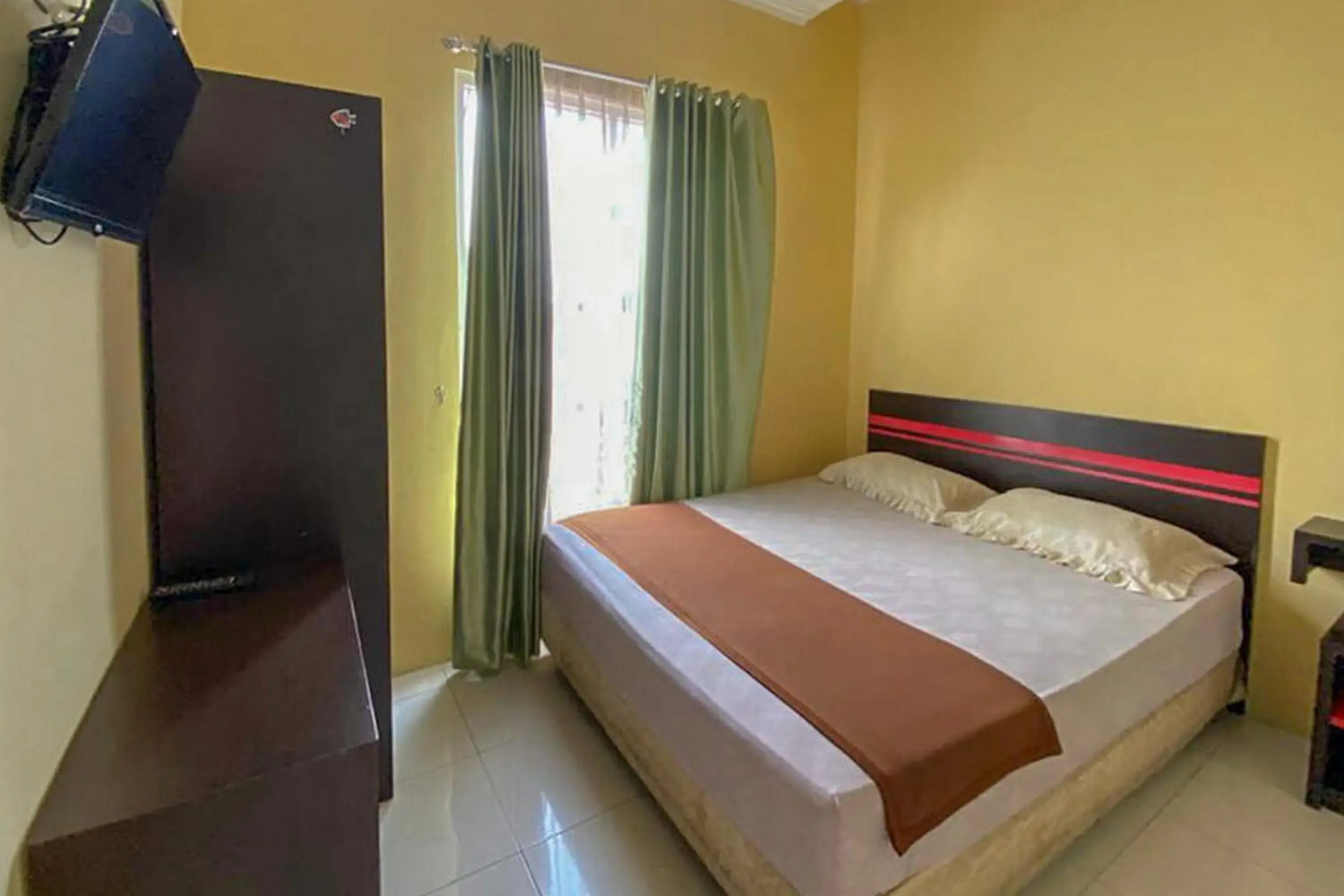 Bed in Rama Shinta Homestay near Gembira Loka Zoo RedPartner Bed in Rama Shinta Homestay near Gembira Loka Zoo RedPartner