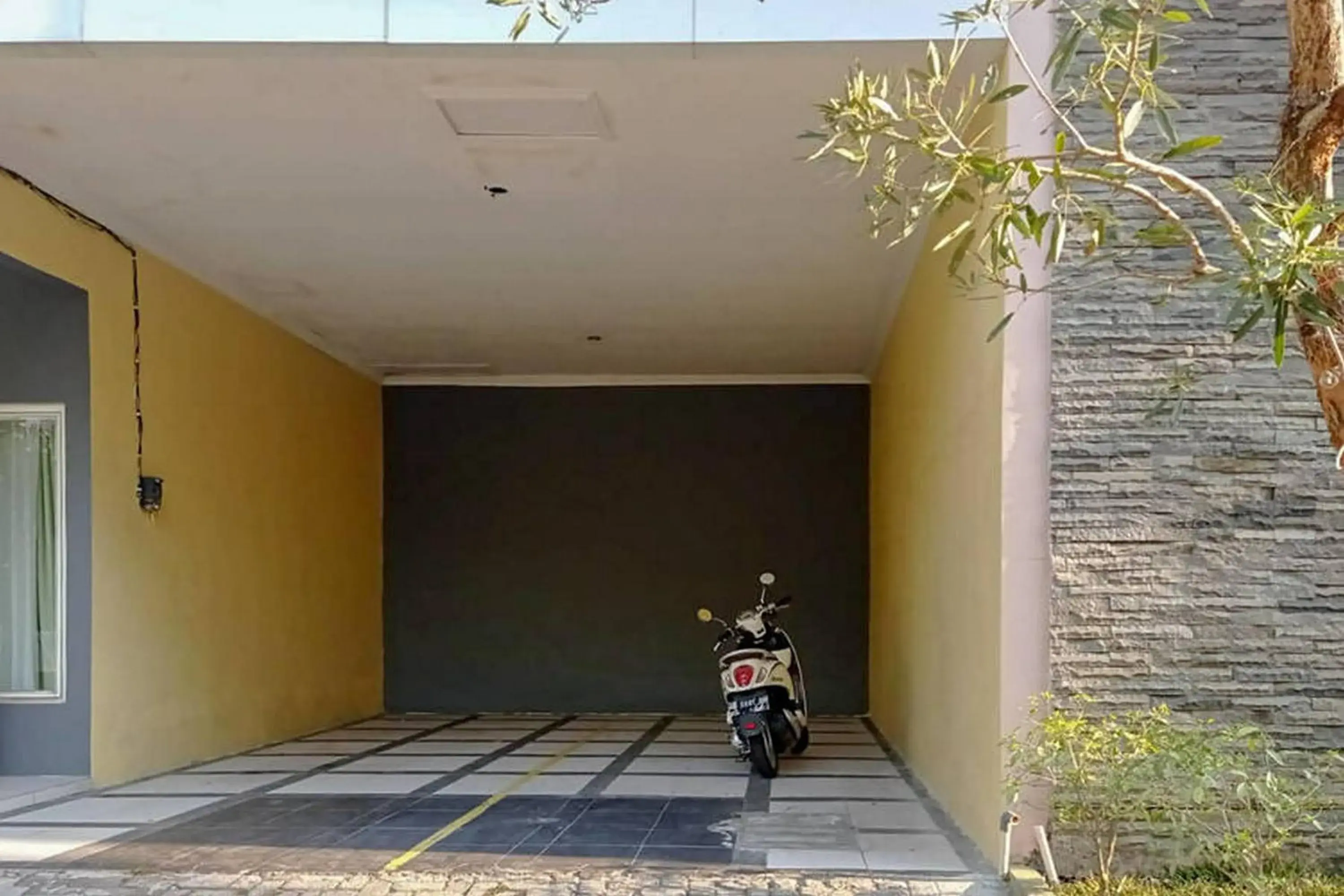 Facade/entrance in Rama Shinta Homestay near Gembira Loka Zoo RedPartner Facade/entrance in Rama Shinta Homestay near Gembira Loka Zoo RedPartner