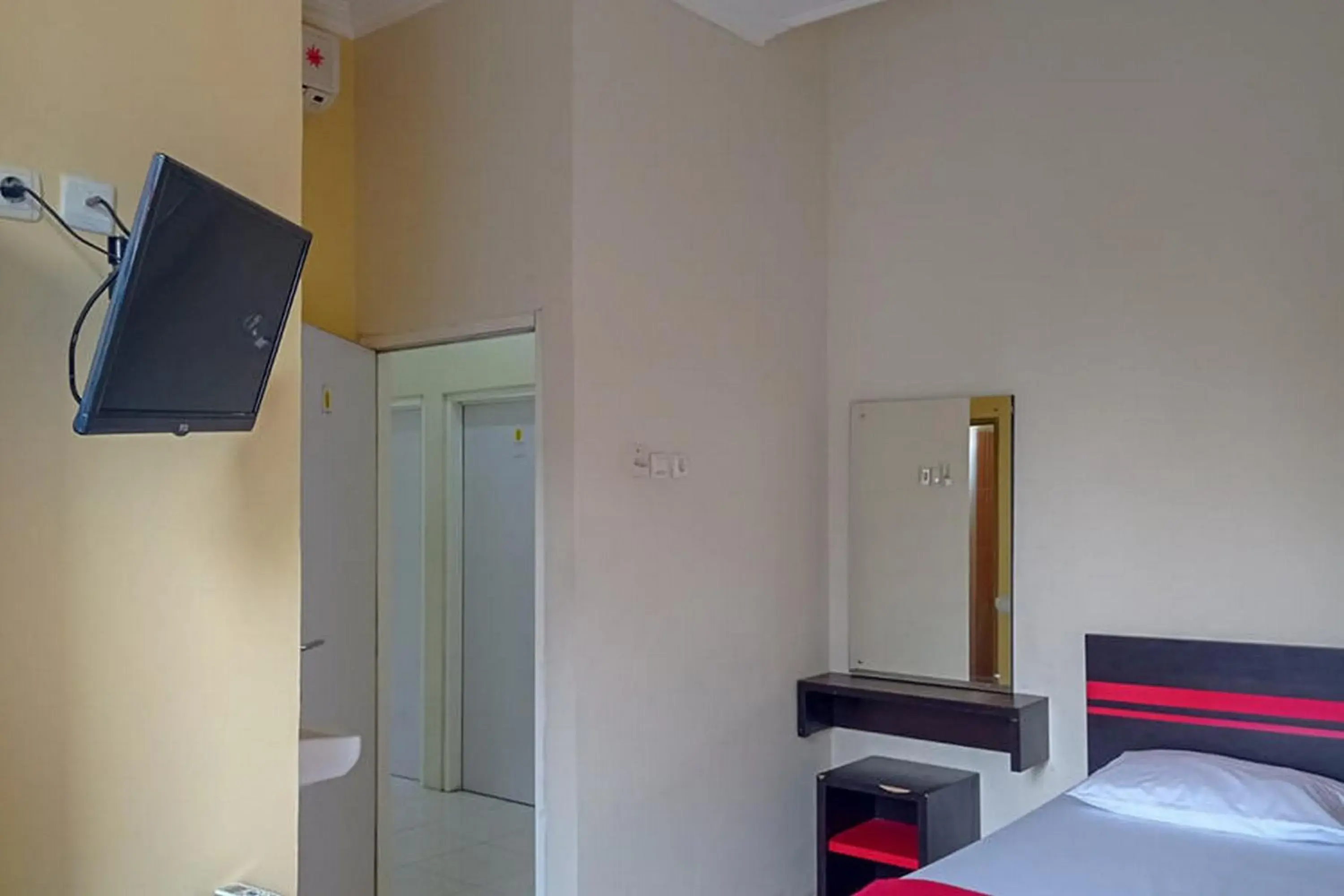 Bed in Rama Shinta Homestay near Gembira Loka Zoo RedPartner Bed in Rama Shinta Homestay near Gembira Loka Zoo RedPartner