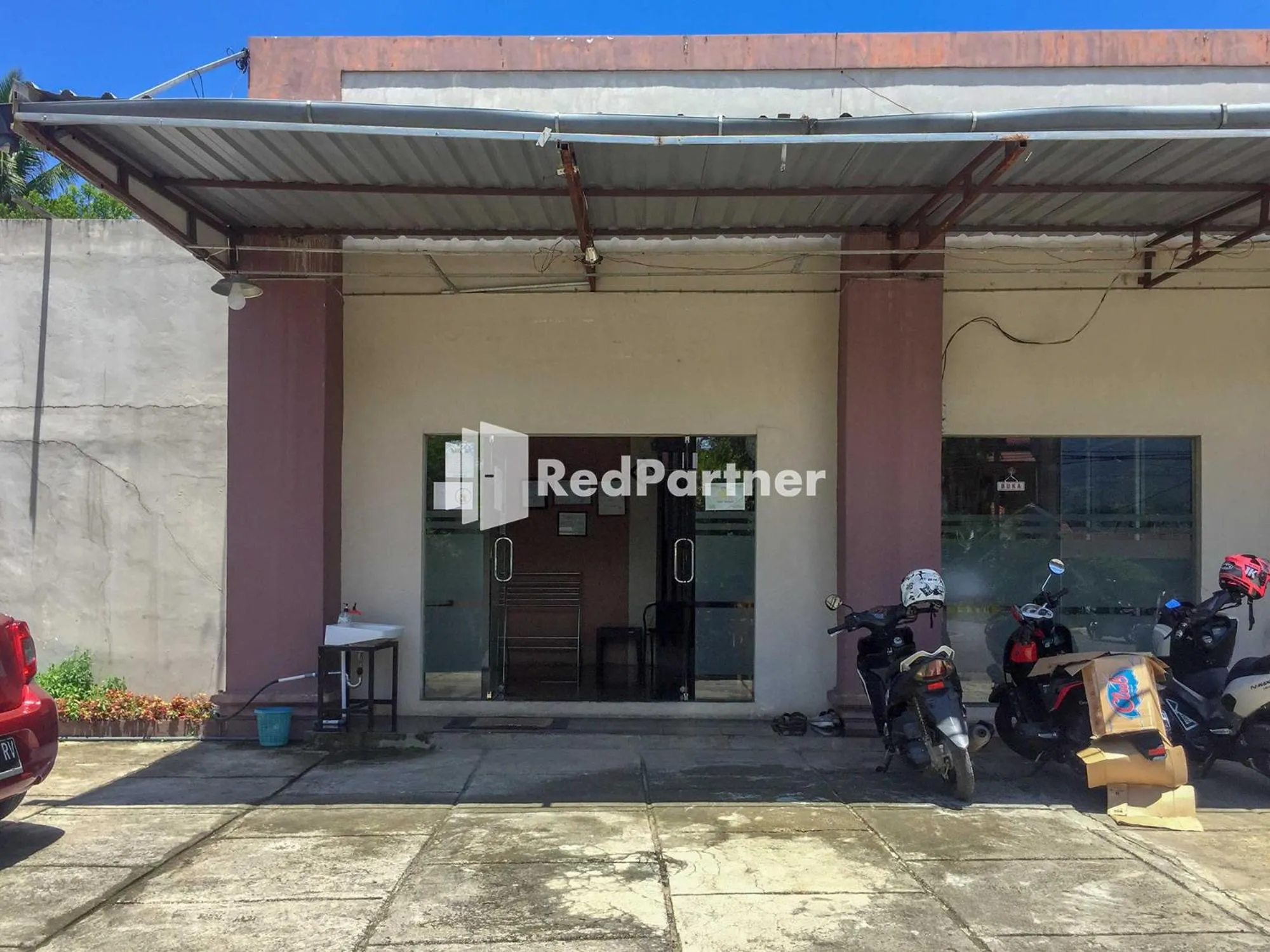 Facade/entrance in Wisma Andini Palopo RedPartner