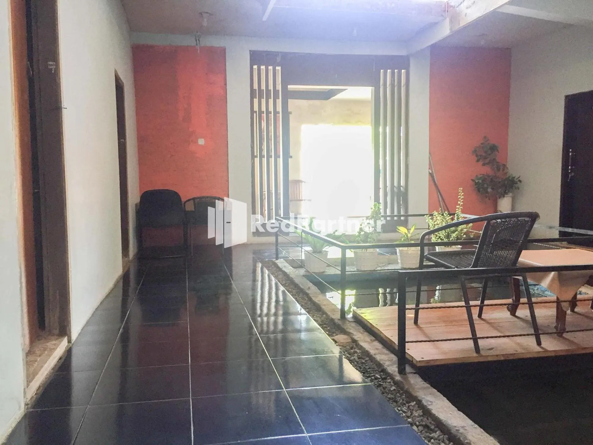 Seating area in Wisma Andini Palopo RedPartner