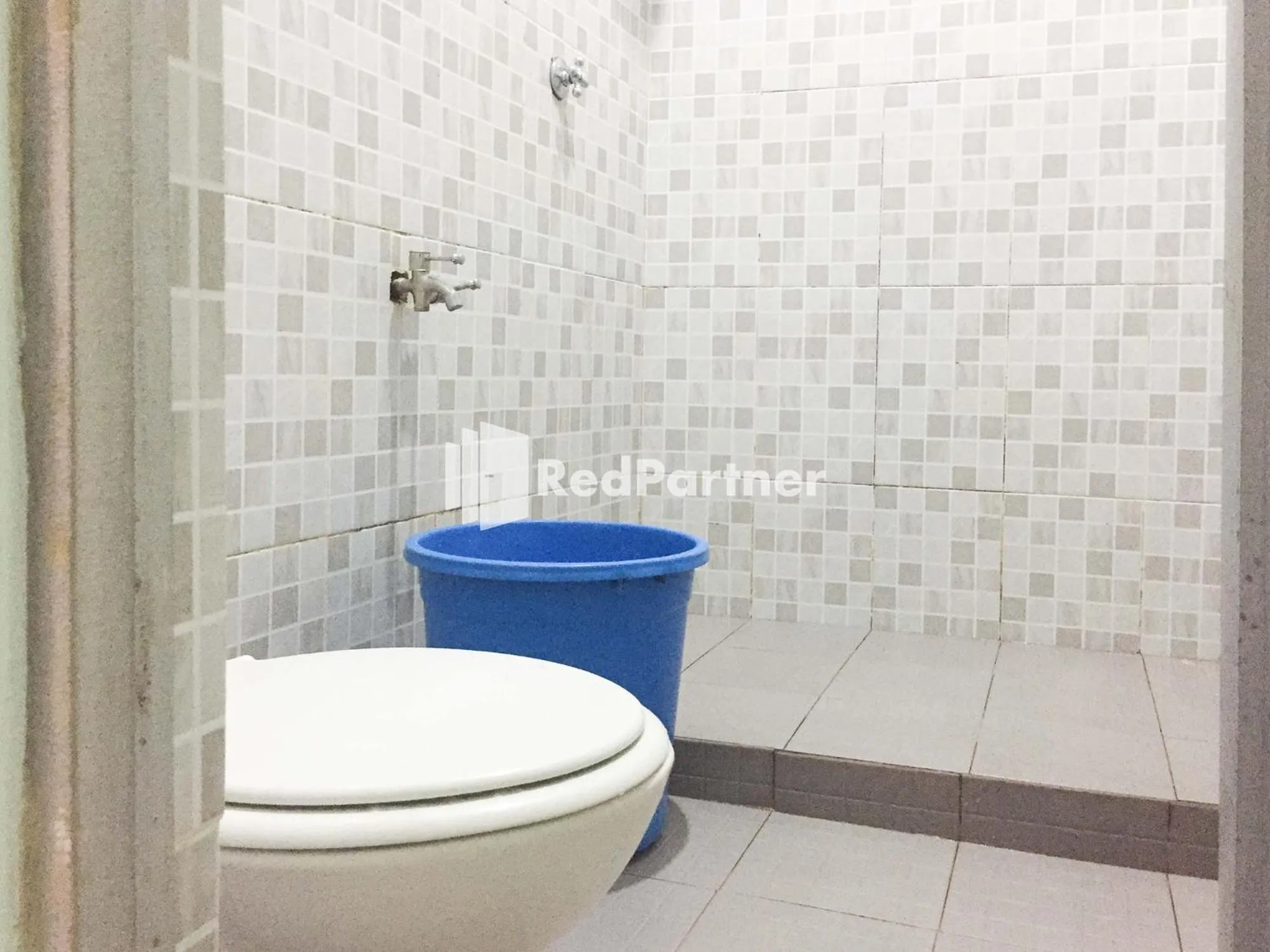 Bathroom in Wisma Andini Palopo RedPartner