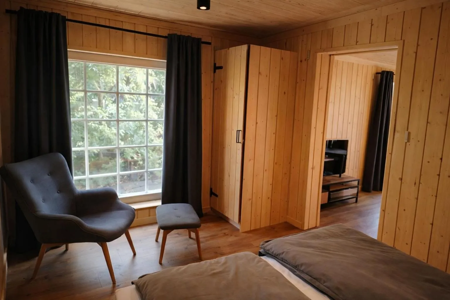 Bed in Apartamenty Leśna Przystań nad jeziorem