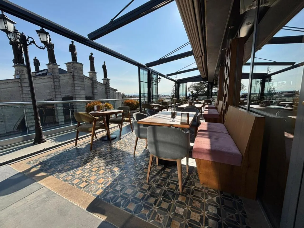 Restaurant/places to eat in Grand Opera Hotel